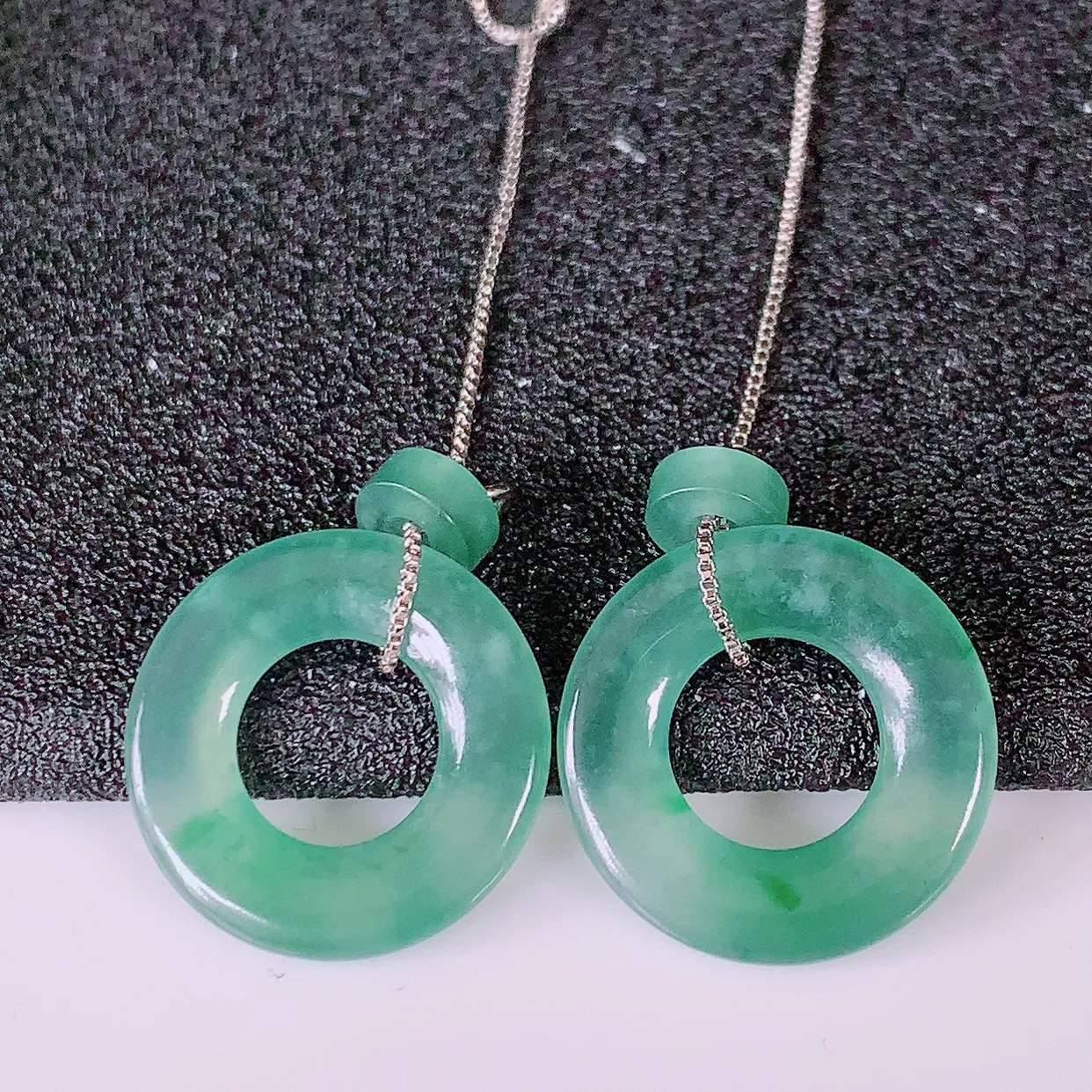 自然光实拍，冰种飘花翡翠一对平安扣耳坠，翠色灵动，玉质细腻，颜色漂亮，品相佳，佩戴佳品！配图银线 #760.1平安扣尺寸15*2.5