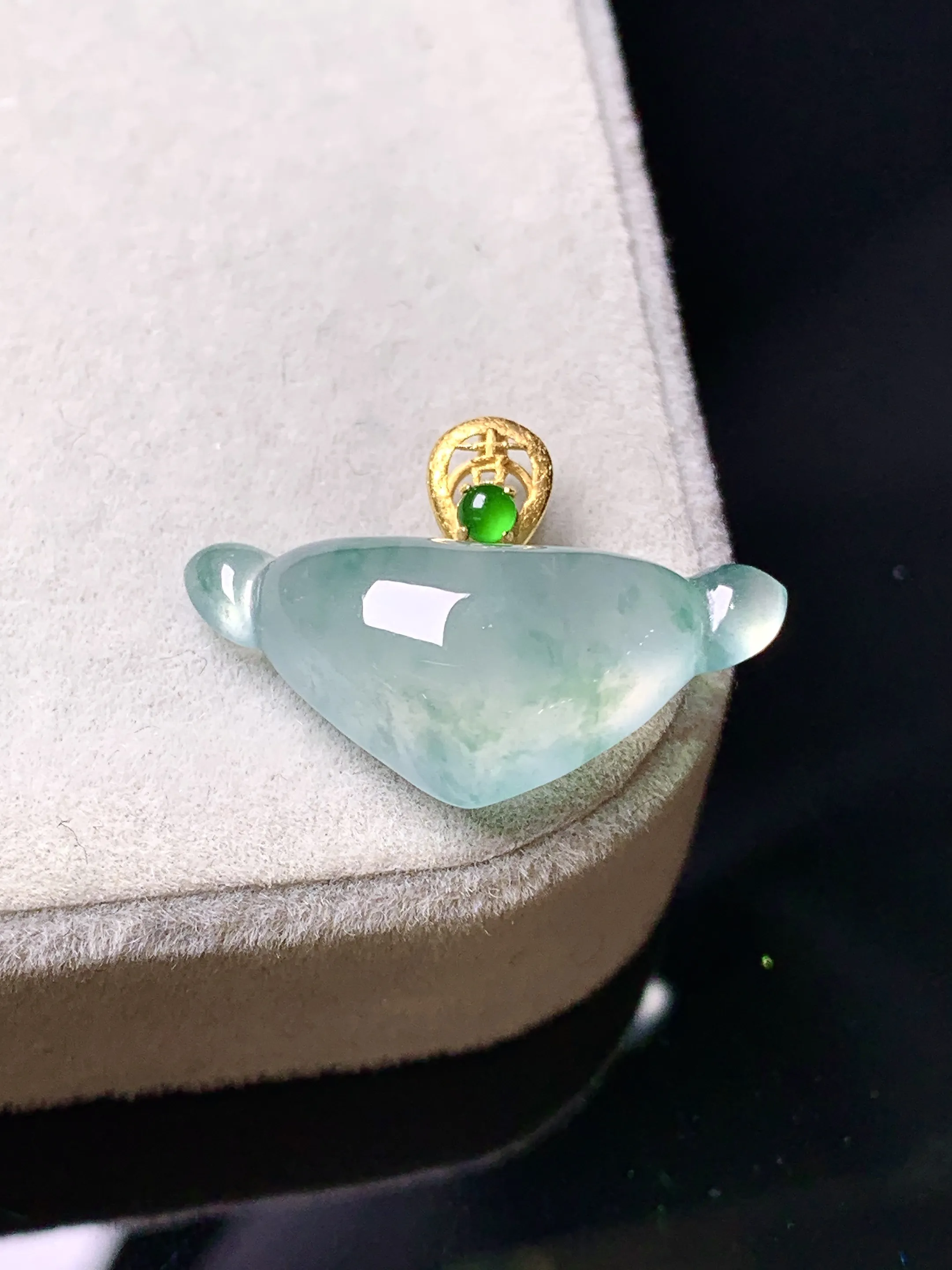 18k金镶嵌冰种心形吊坠 玉质细腻 色泽艳丽清新 整体尺寸16.3*21.5*6.3