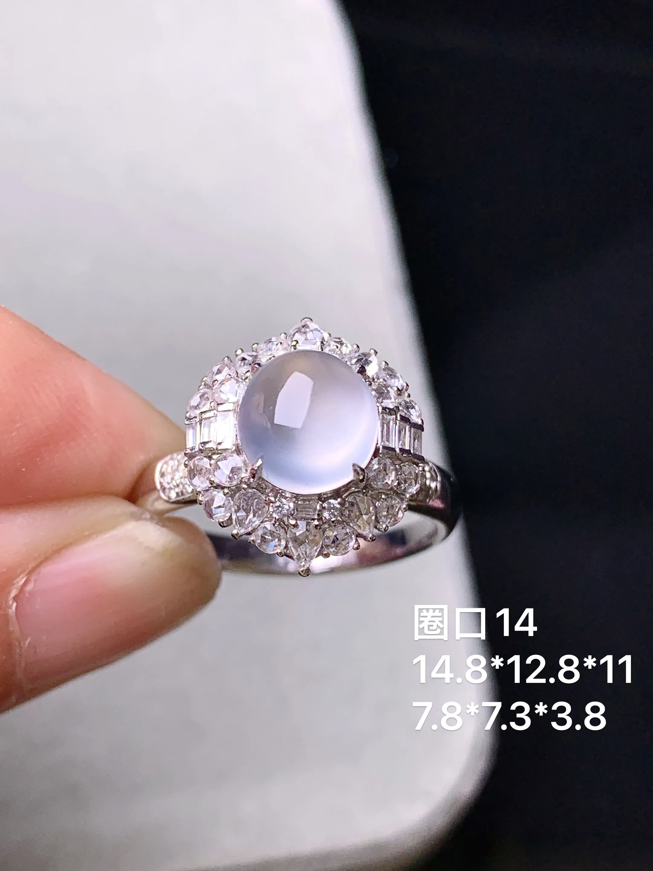 18k金钻镶嵌冰种蛋面戒指 玉质细腻 色泽艳丽清新 圈口14 整体尺寸14.8*12.8*11