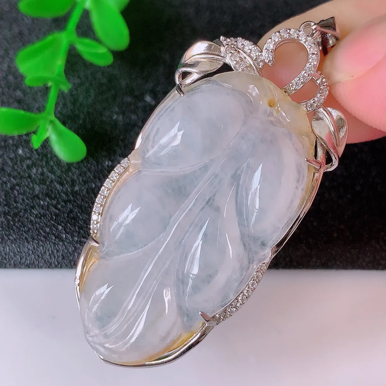 冰种翡翠925银镶嵌叶子吊坠，自然光实拍，翠色灵动，颜色漂亮，种老水足，品相佳，佩戴佳品！#238.1整体54.2*23*7裸石39.5*21