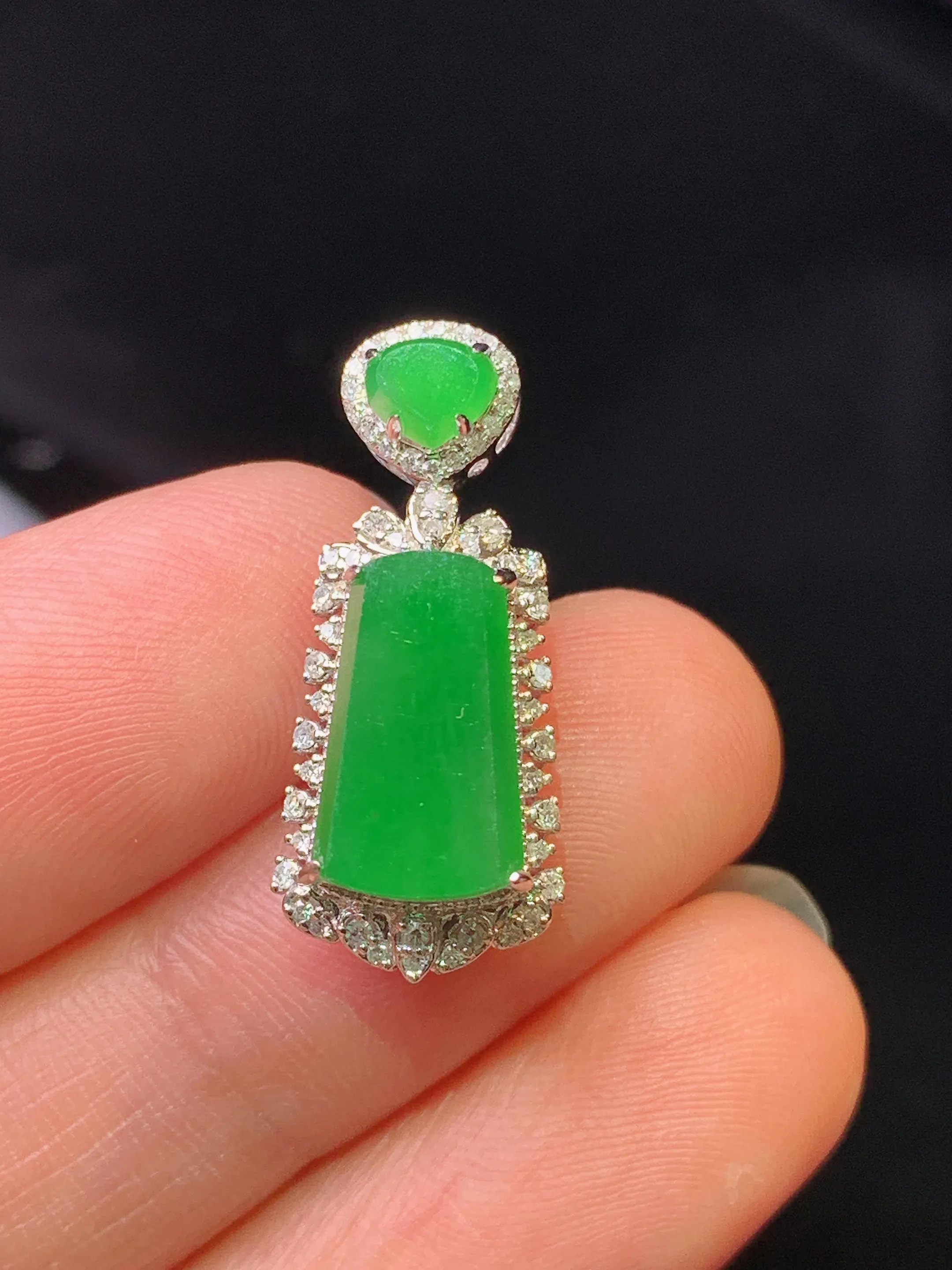 18k金钻镶嵌满绿无事牌吊坠 玉质细腻 色泽艳丽清新 整体尺寸23.3*10*8