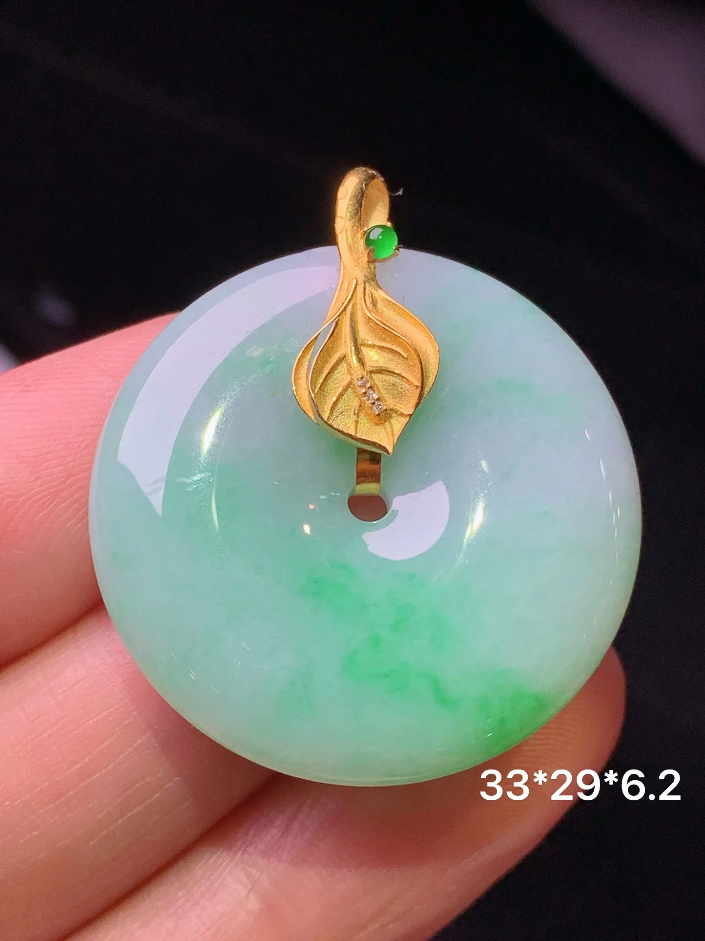 18k金镶嵌飘绿平安扣吊坠 玉质细腻 色泽艳丽清新 整体尺寸33*29*6.2