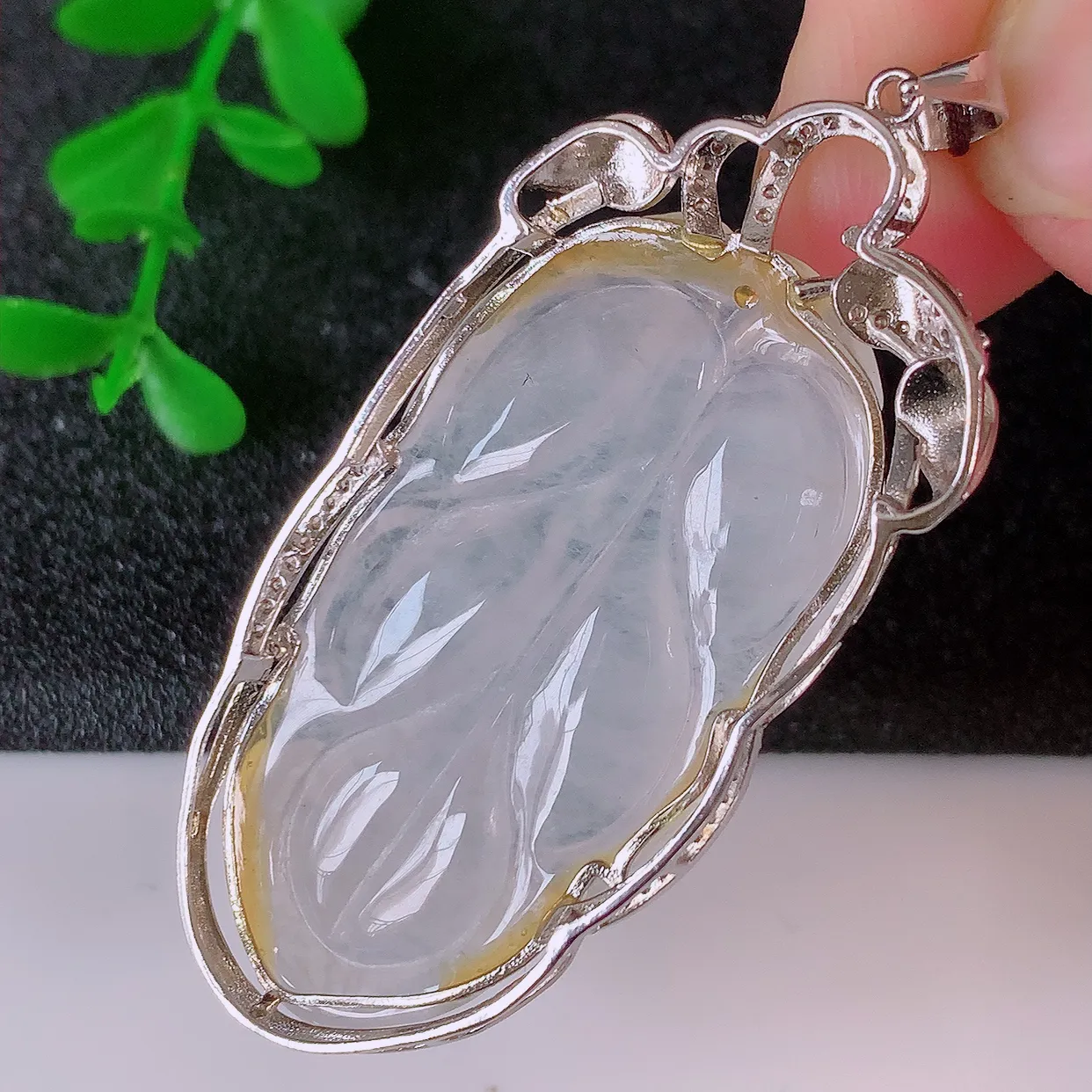 冰种翡翠925银镶嵌叶子吊坠，自然光实拍，翠色灵动，颜色漂亮，种老水足，品相佳，佩戴佳品！#238.1整体54.2*23*7裸石39.5*21