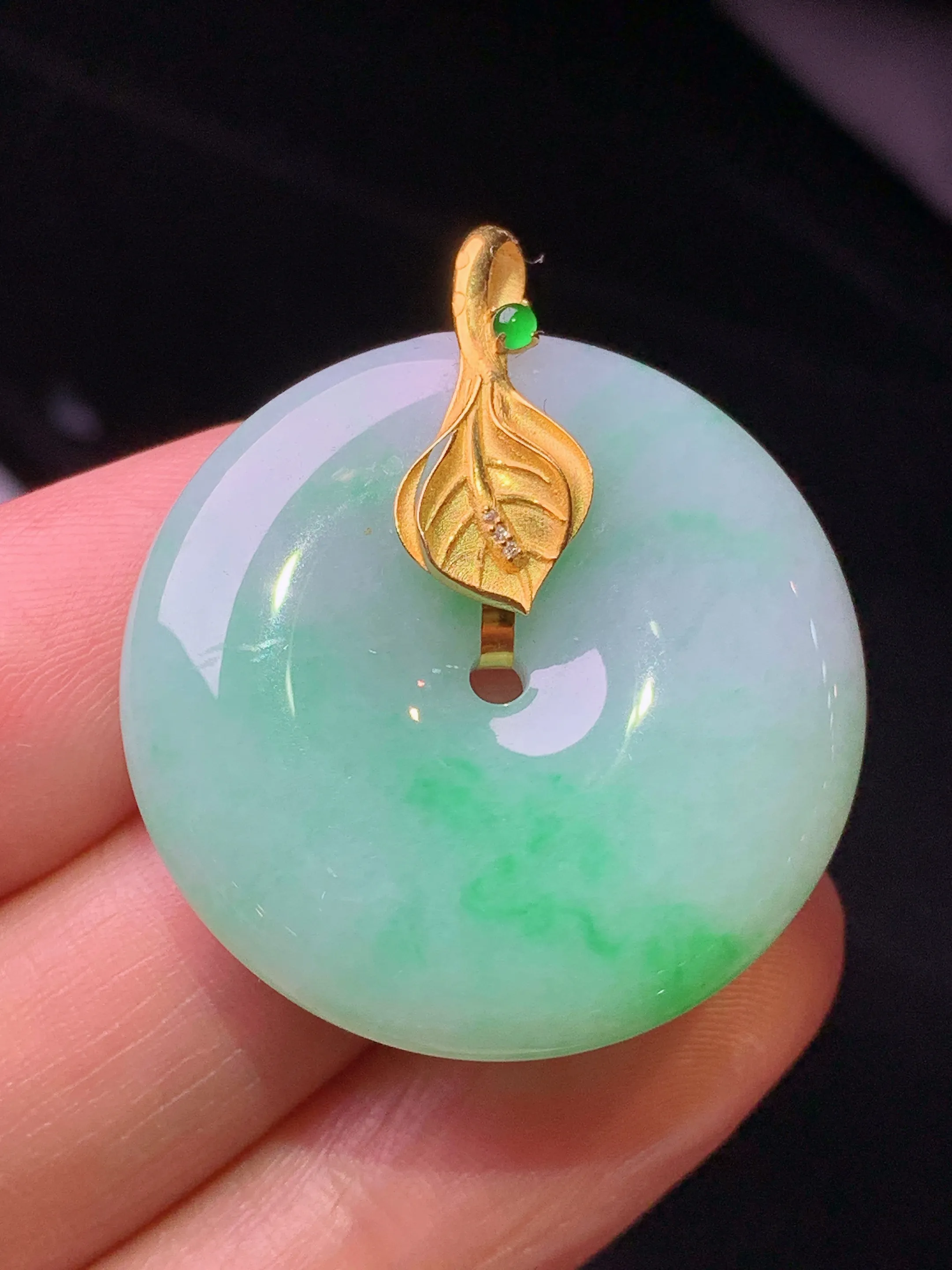 18k金镶嵌飘绿平安扣吊坠 玉质细腻 色泽艳丽清新 整体尺寸33*29*6.2