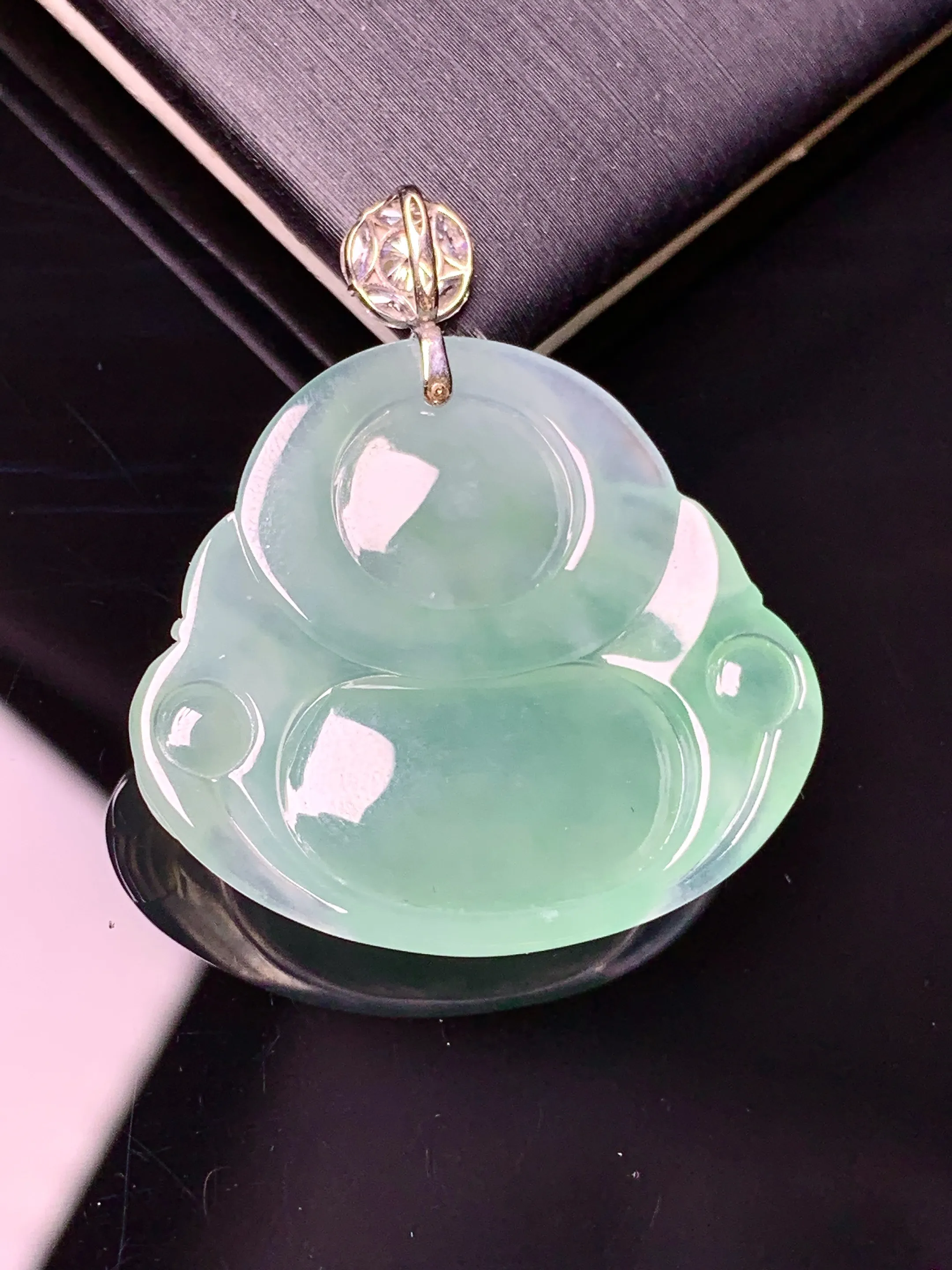 18k金莫桑钻镶嵌浅绿佛公吊坠 玉质细腻 色泽艳丽清新 整体尺寸32.5*28.6*5.6