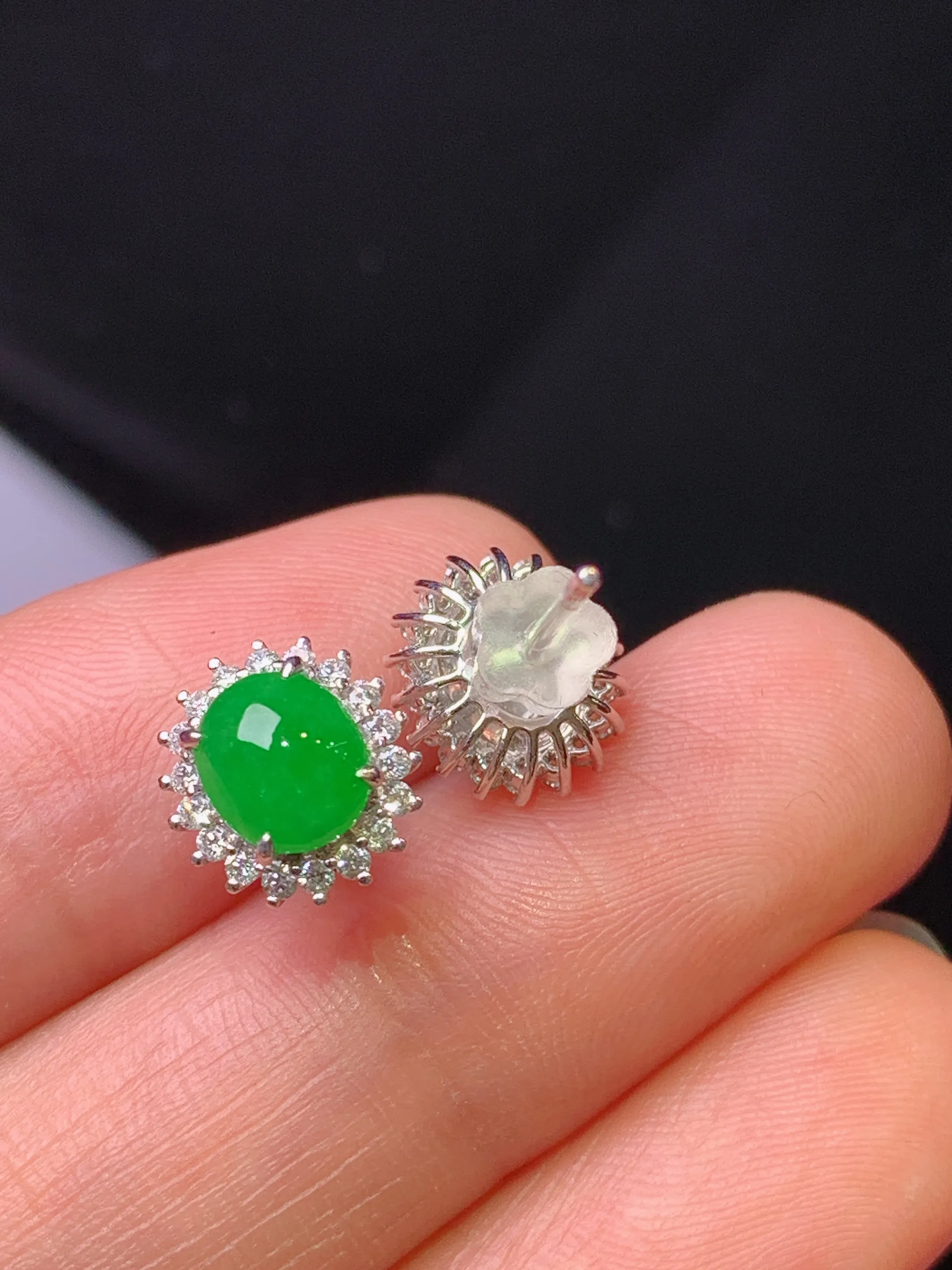 18k金钻镶嵌满绿蛋面耳钉 玉质细腻 色泽艳丽清新 整体尺寸9.5*8.8*6