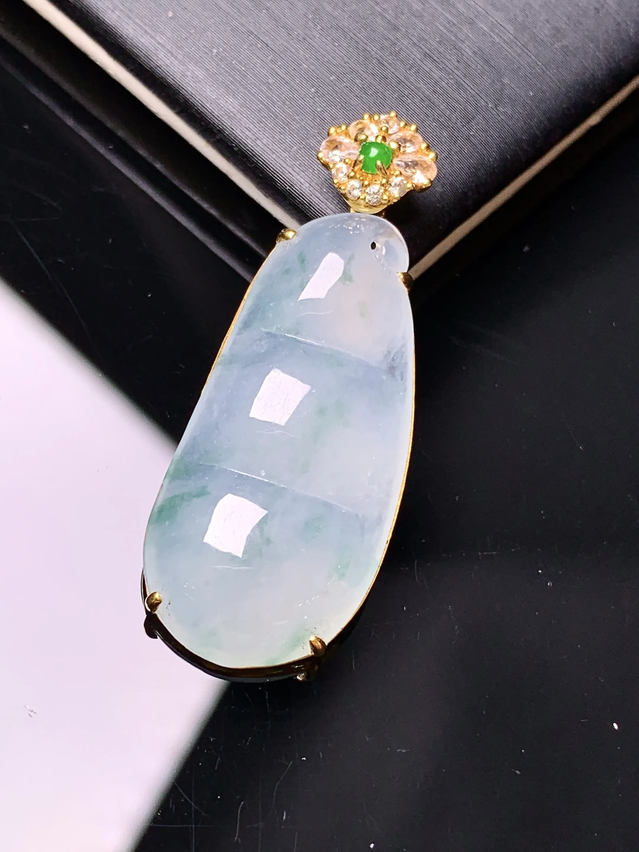 18k金钻镶嵌冰种四季豆吊坠 玉质细腻 色泽艳丽清新 整体尺寸36*14.2*4.8