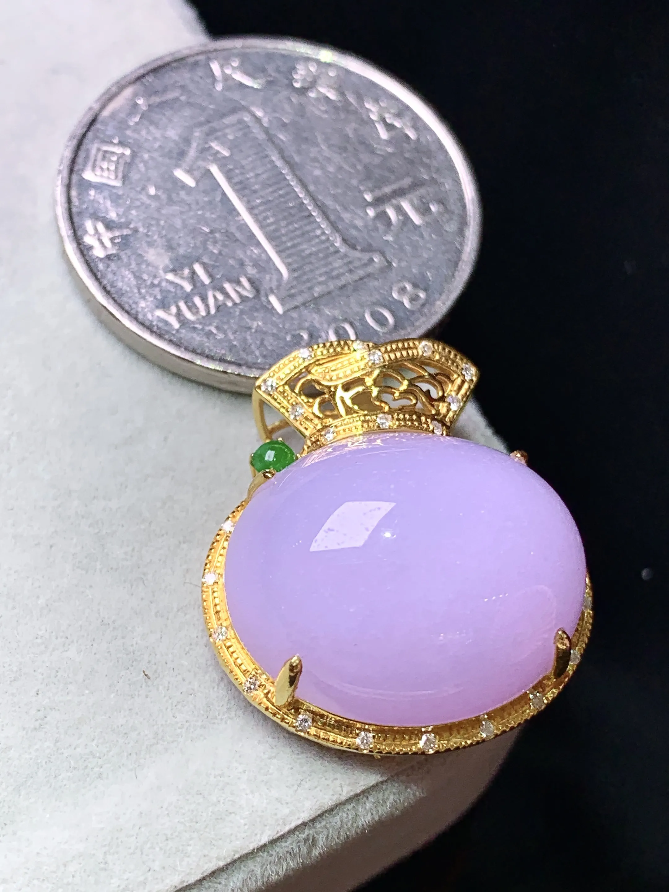 18k金钻镶嵌紫罗兰蛋面吊坠 玉质细腻 色泽艳丽清新 整体尺寸22*20.3*11.2