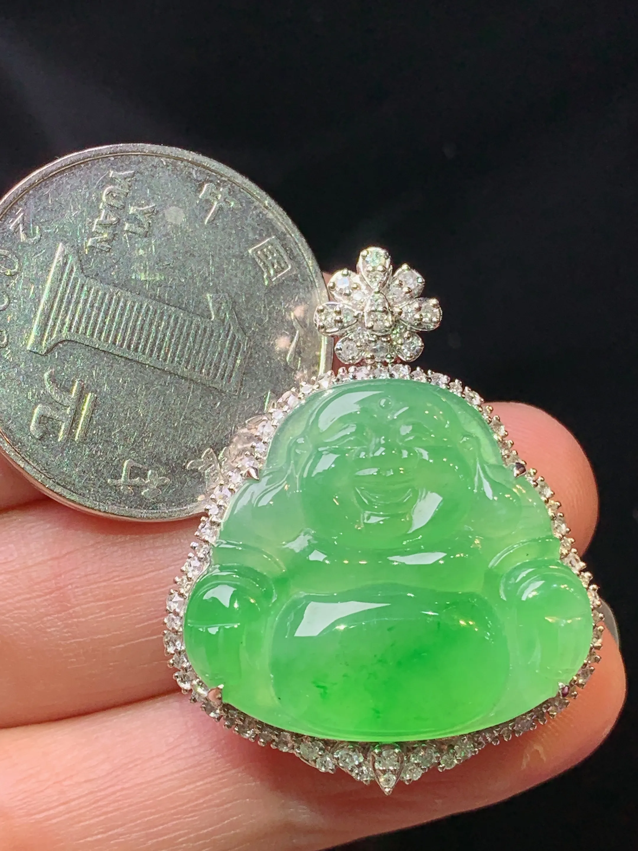 18k金钻镶嵌翠绿佛公吊坠 玉质细腻 色泽艳丽清新 整体尺寸34.2*27.5*8.6
