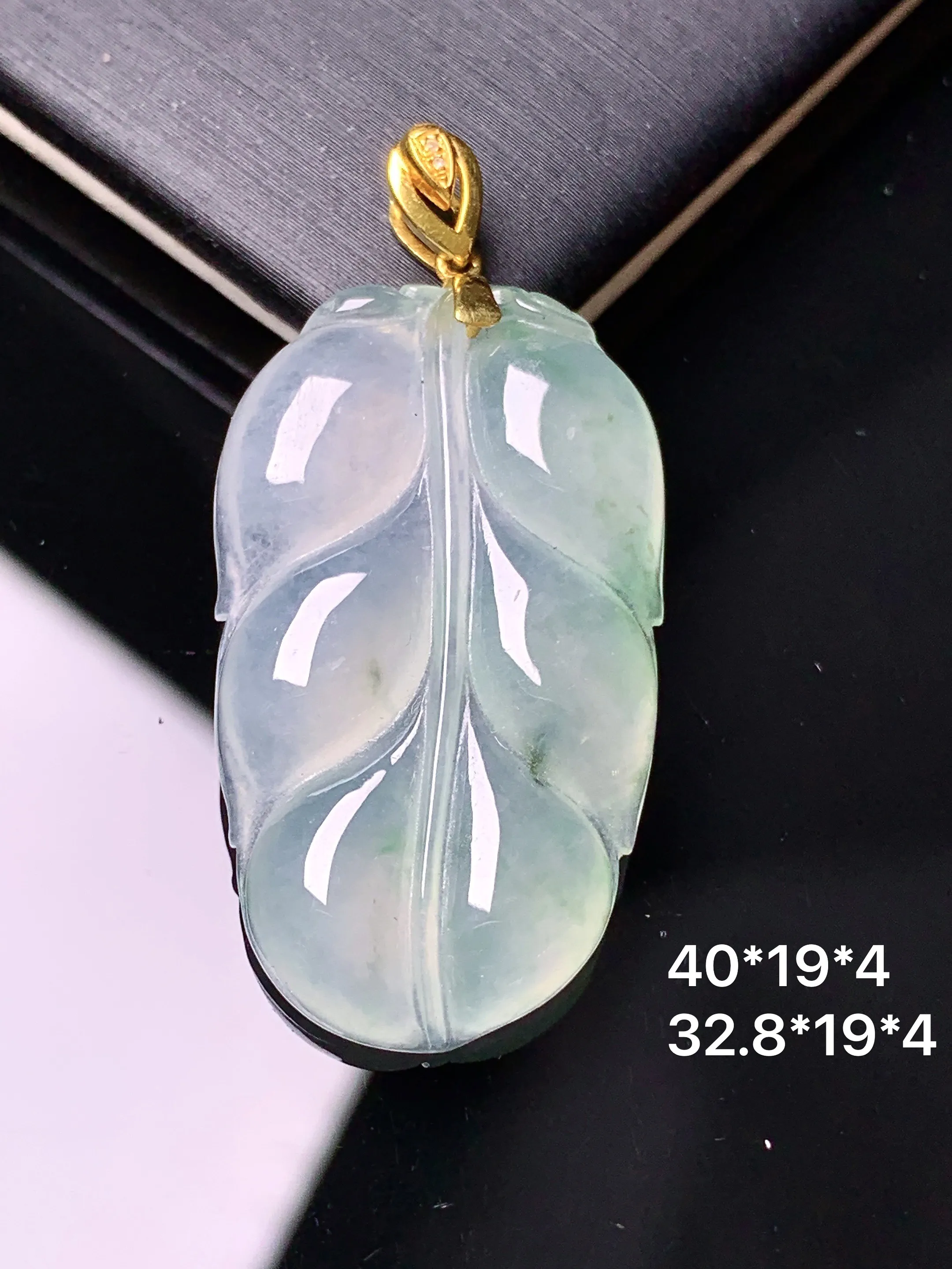 18k金镶嵌冰种飘绿树叶吊坠 玉质细腻 色泽艳丽清新 整体尺寸40*19*4