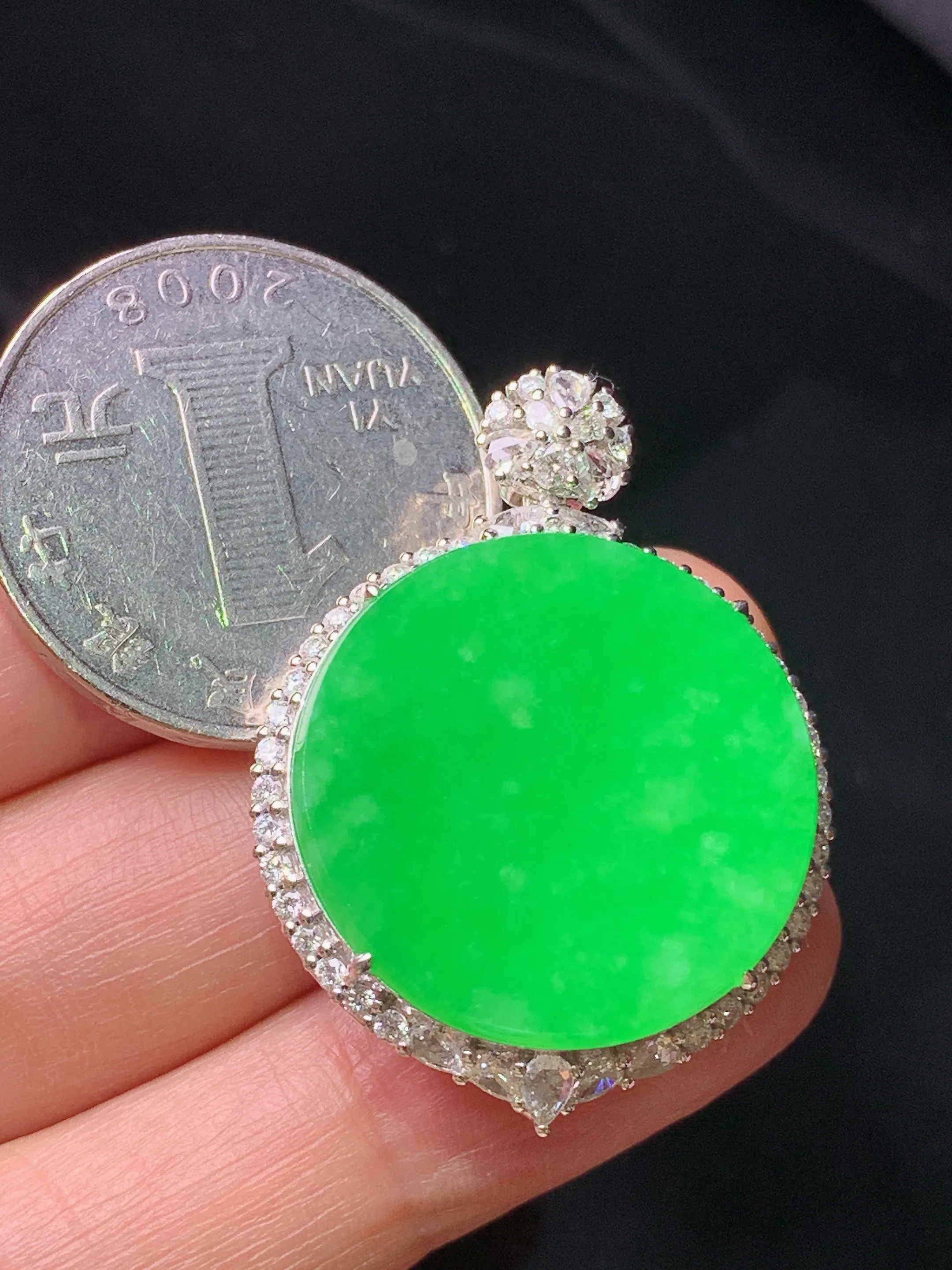 18k金钻镶嵌满绿圆牌吊坠 玉质细腻 色泽艳丽清新 整体尺寸34.5*25.8*9.7