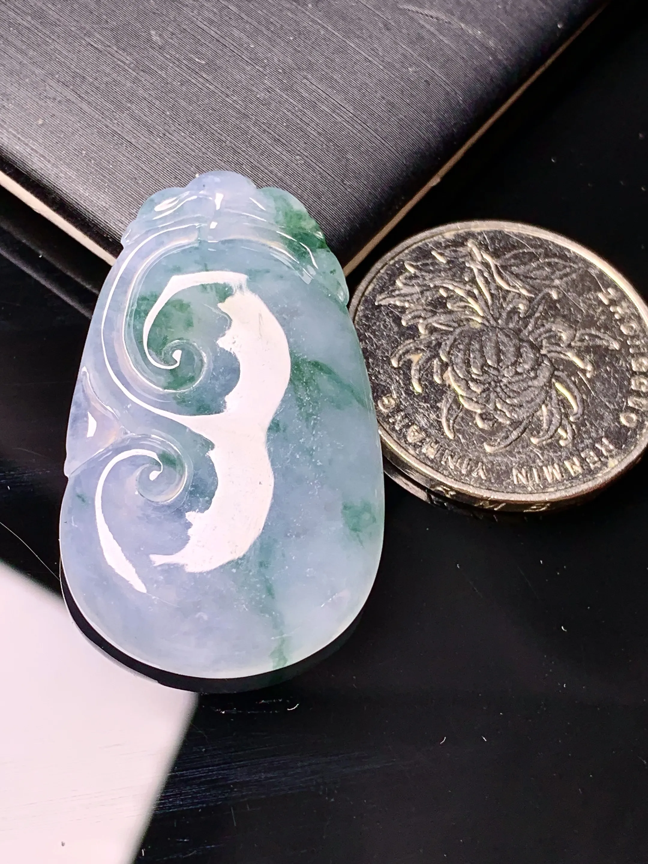 冰种飘绿如意吊坠 玉质细腻 色泽艳丽清新 整体尺寸36.2*22.2*4.5