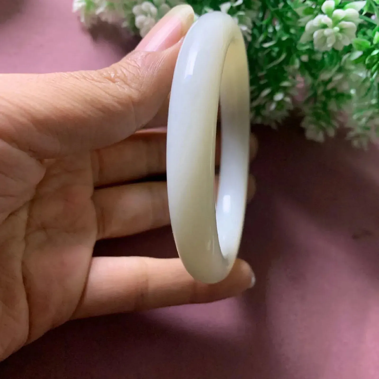 暖白色，和田玉58.8圈口羊脂白手镯，玉质细腻油润 底色纯净脂粉好，品质好