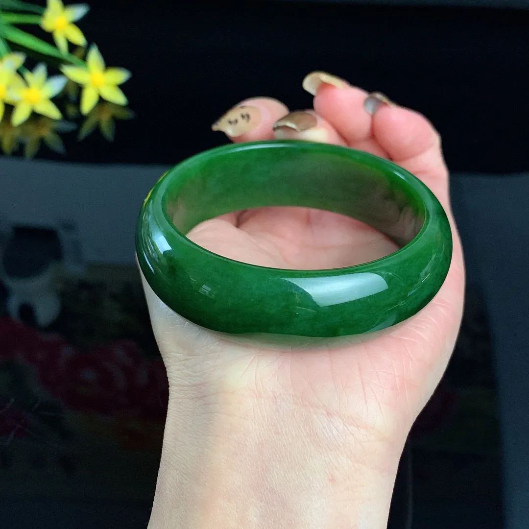 和田玉60圈口菠菜绿宽条碧玉手镯！玉质细腻油润 底色纯净 无裂无杂 脂粉好，品质高
