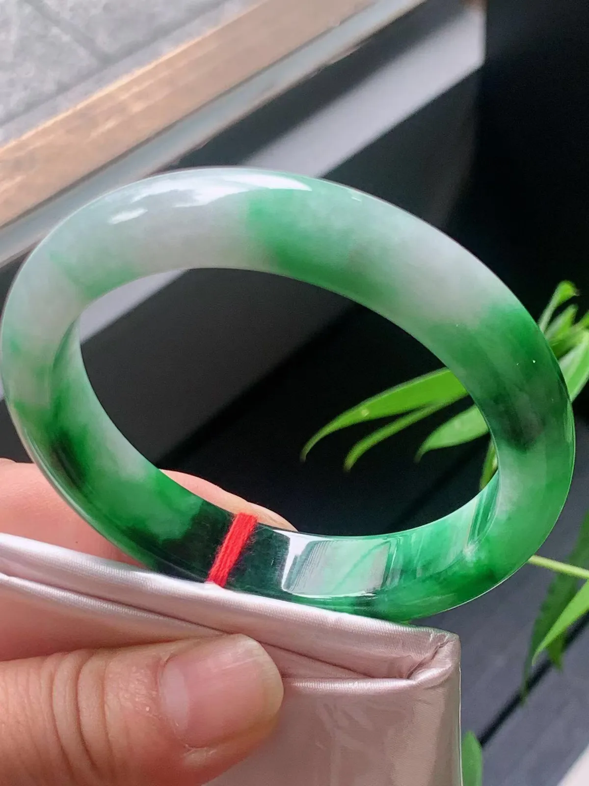 【翡翠名称】老种辣绿飘花55.8正圈口手镯
【翡翠尺寸】55.8/12.3/8.3mm适合54.8-57正圈口佩戴
【翡翠描述】宝贝种老水足，玉质细腻，色泽靓丽，性价比高，佩戴效果好！
【其它赠送】权威证书/精美挂绳盒子/支持全国复检