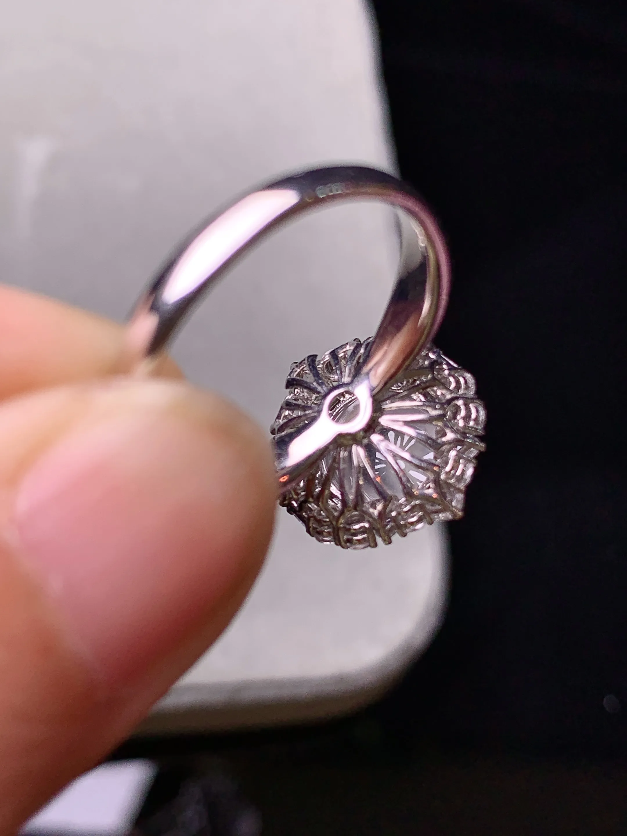 18k金钻镶嵌冰种蛋面戒指 玉质细腻 色泽艳丽清新 圈口14 整体尺寸14.8*12.8*11