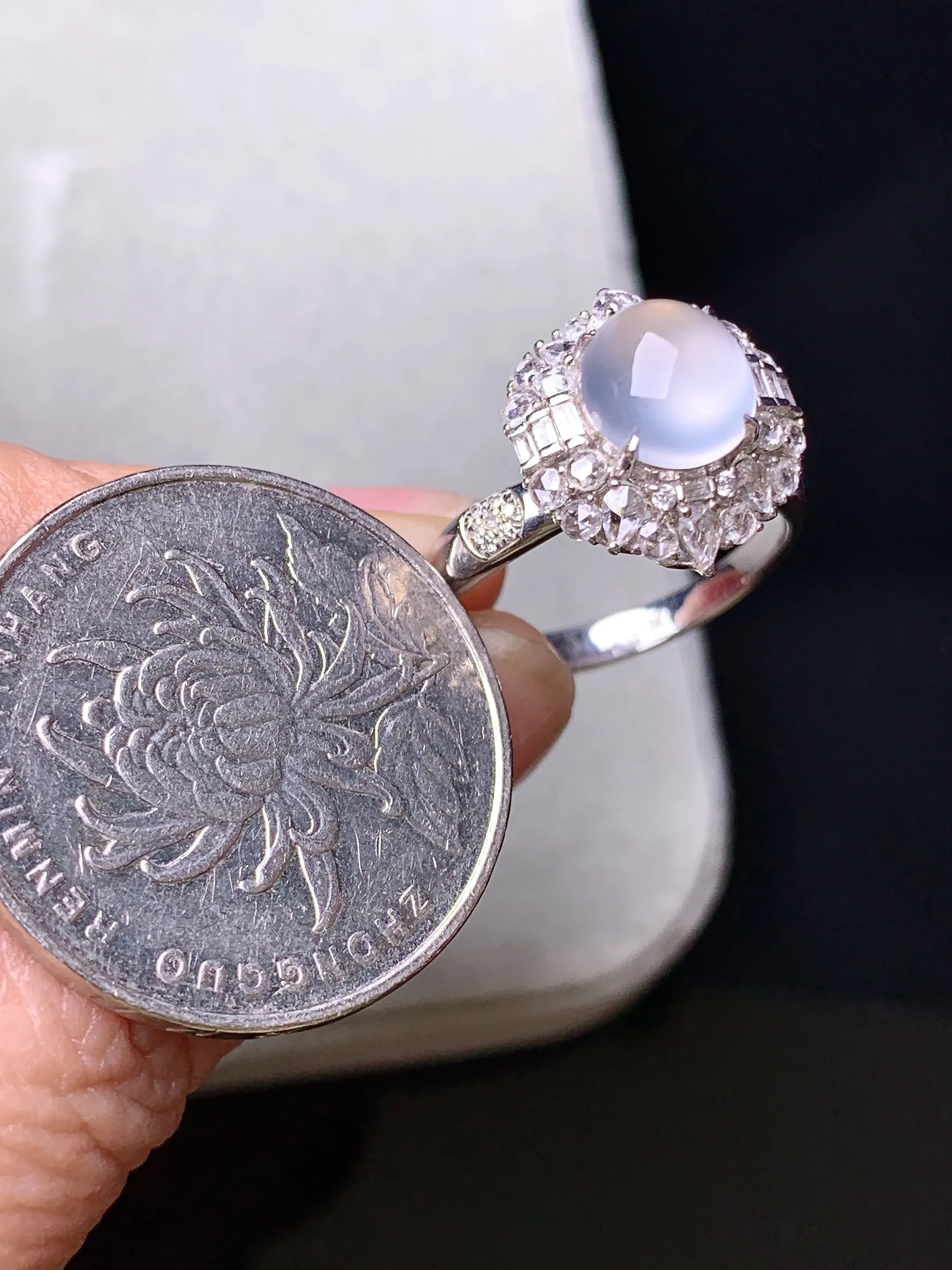 18k金钻镶嵌冰种蛋面戒指 玉质细腻 色泽艳丽清新 圈口14 整体尺寸14.8*12.8*11