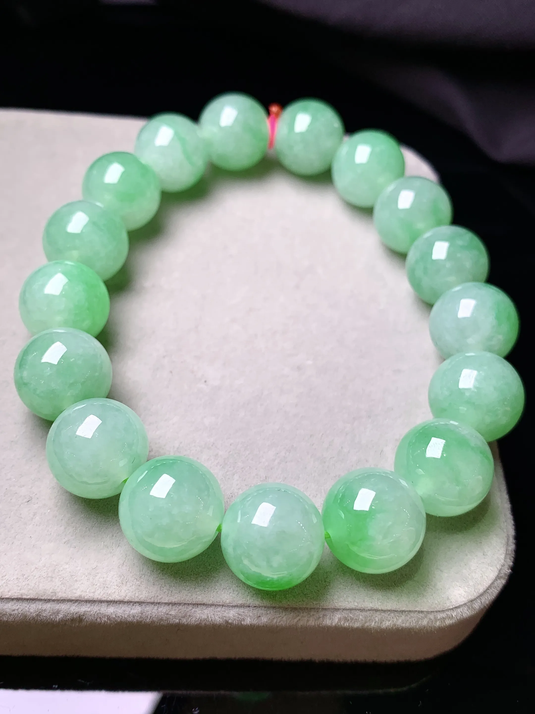 翠绿圆珠手链 玉质细腻 色泽艳丽清新 整体尺寸12