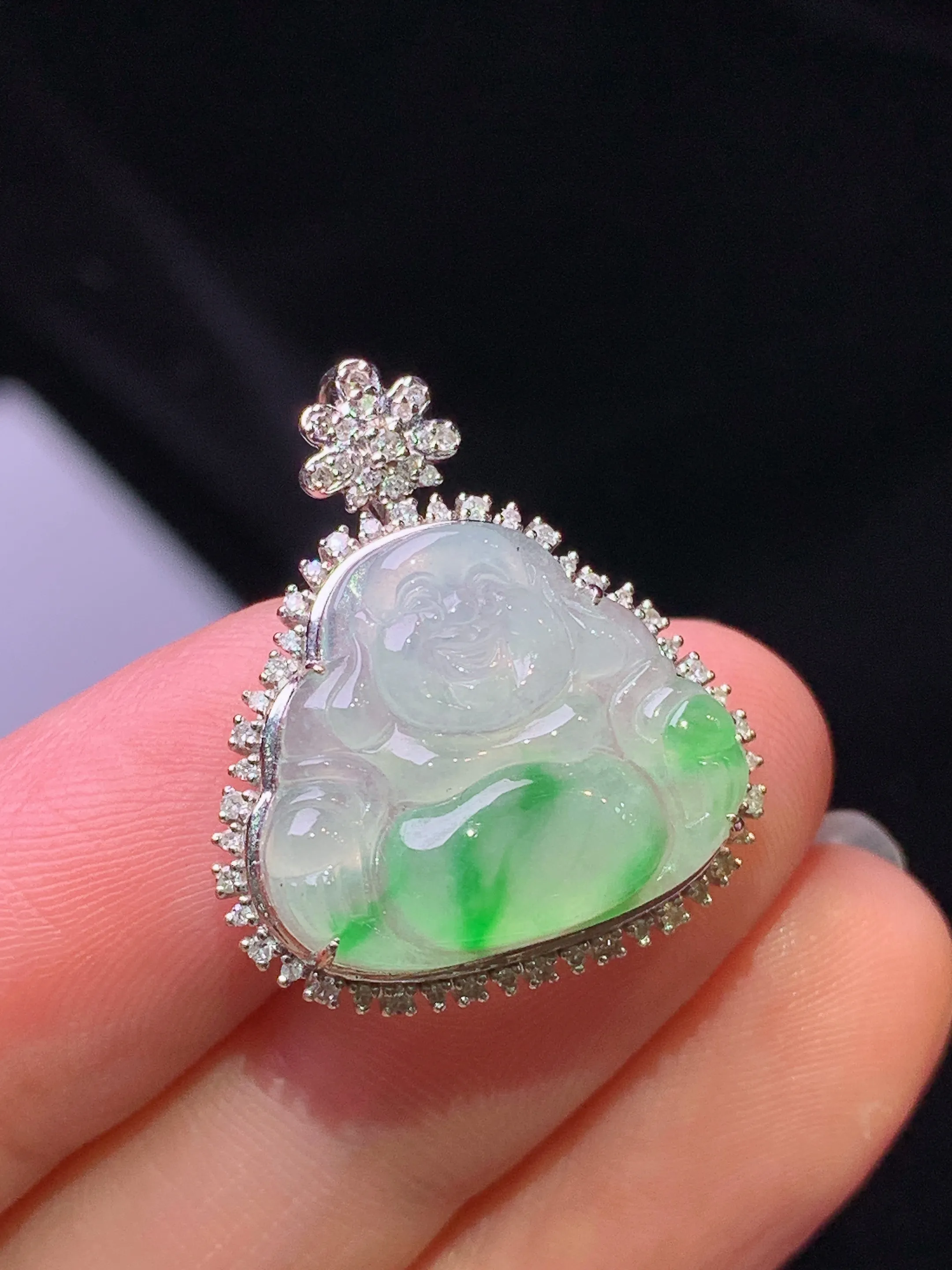 18k金钻镶嵌飘绿佛公吊坠 玉质细腻 色泽艳丽清新 整体尺寸24.5*21.2*8