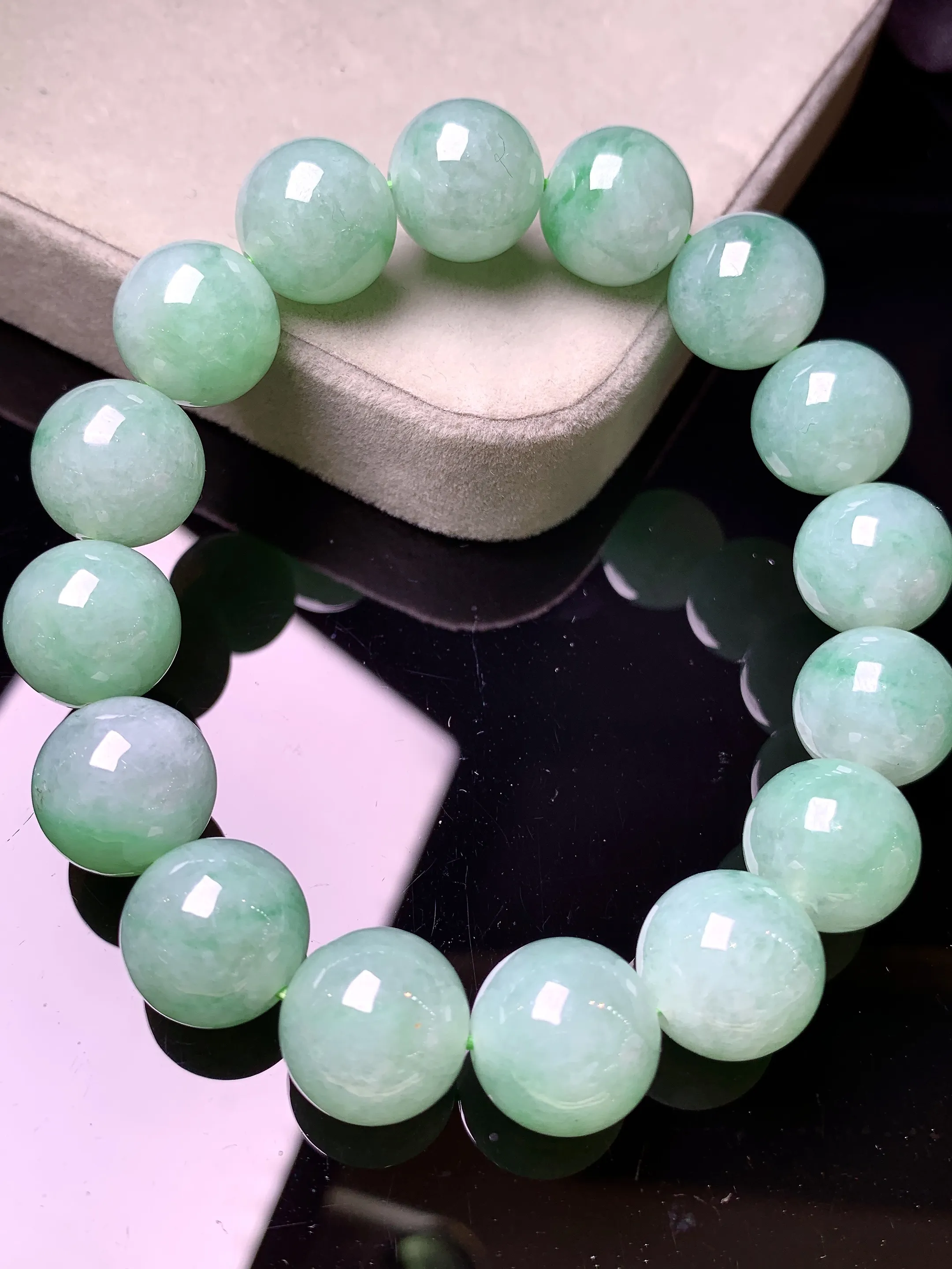 飘绿圆珠手链 玉质细腻 色泽艳丽清新 整体尺寸12.8