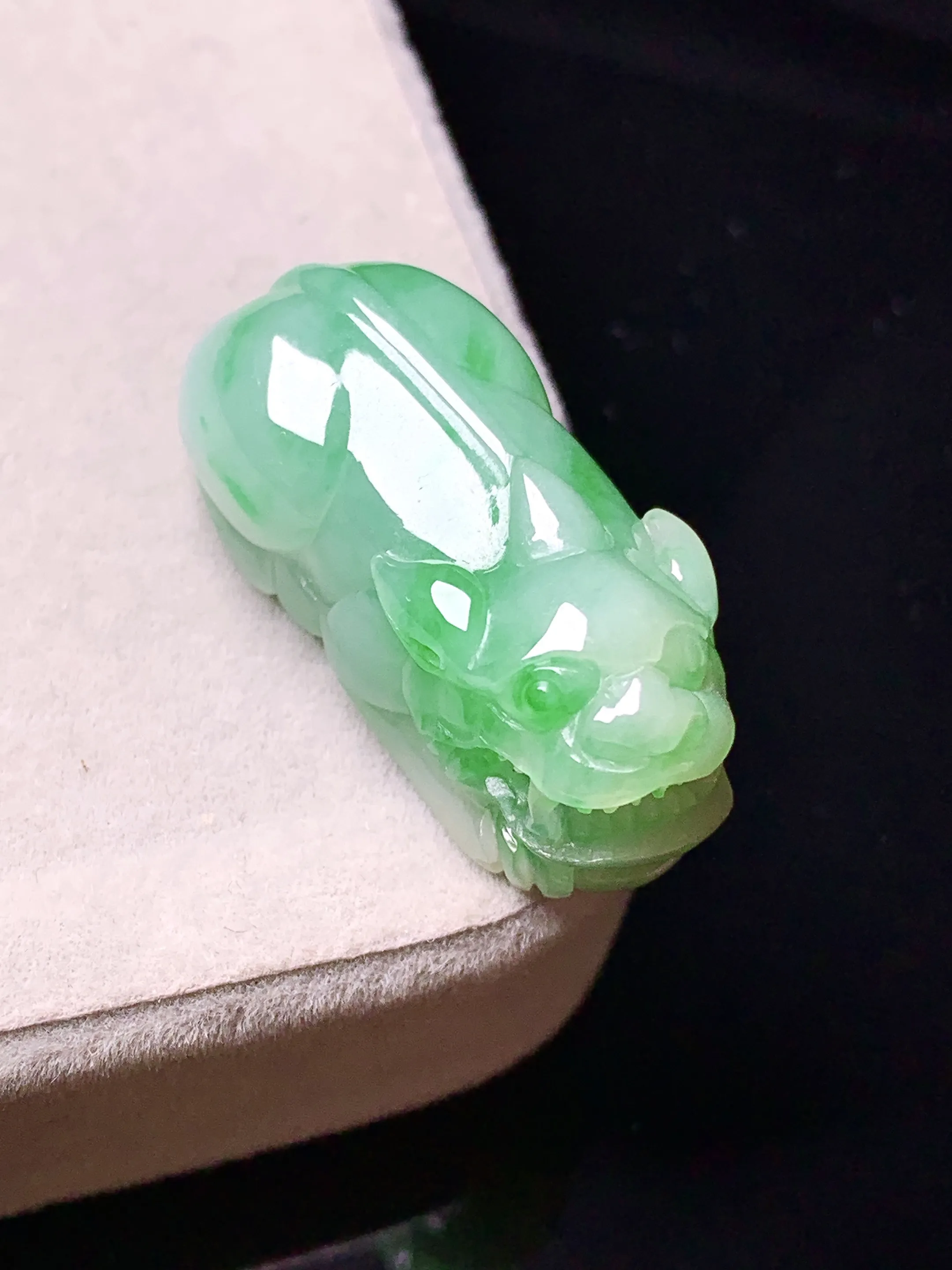 翠绿貔貅吊坠 玉质细腻 色泽艳丽清新 整体尺寸30.2*14*11.3