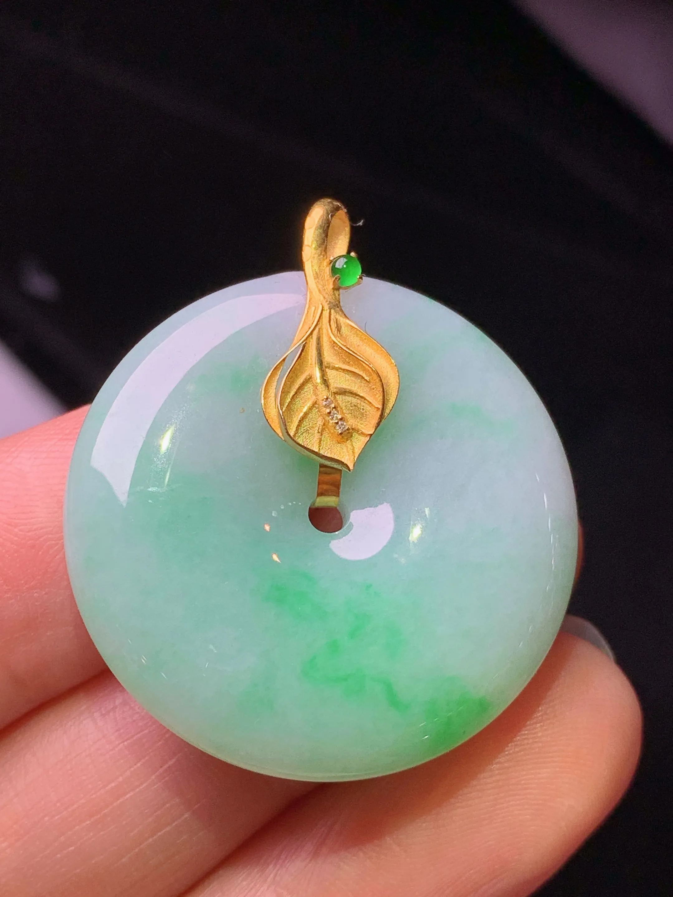 18k金镶嵌飘绿平安扣吊坠 玉质细腻 色泽艳丽清新 整体尺寸33*29*6.2