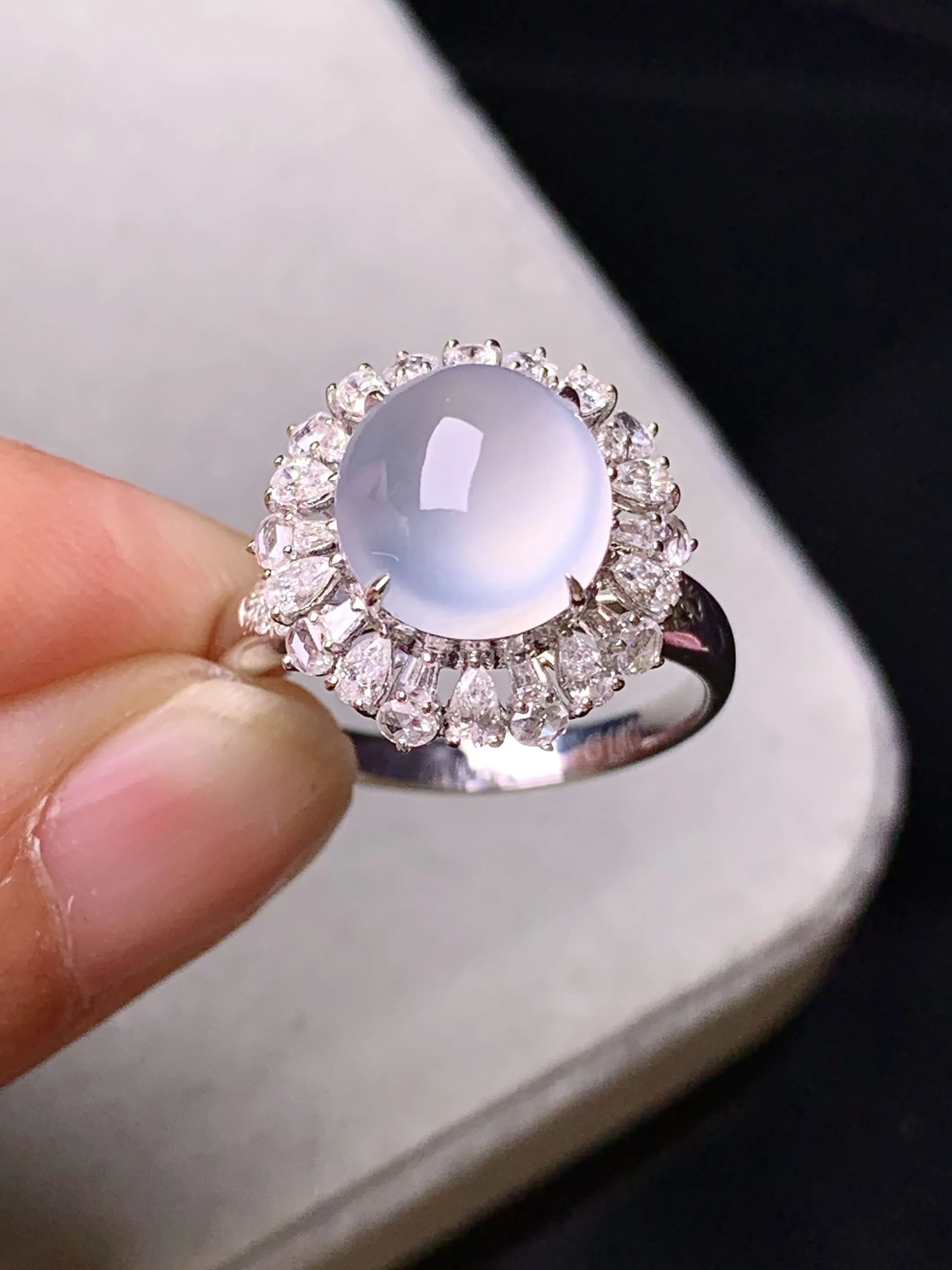 18k金钻镶嵌冰种蛋面戒指 玉质细腻 色泽艳丽清新 圈口14 整体尺寸15*10.8