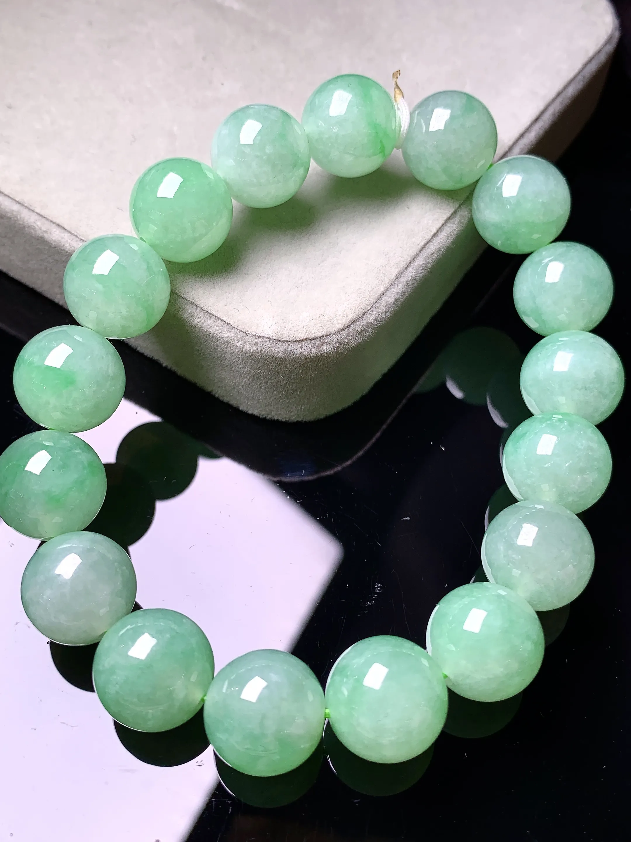 翠绿圆珠手链 玉质细腻 色泽艳丽清新 整体尺寸12.1