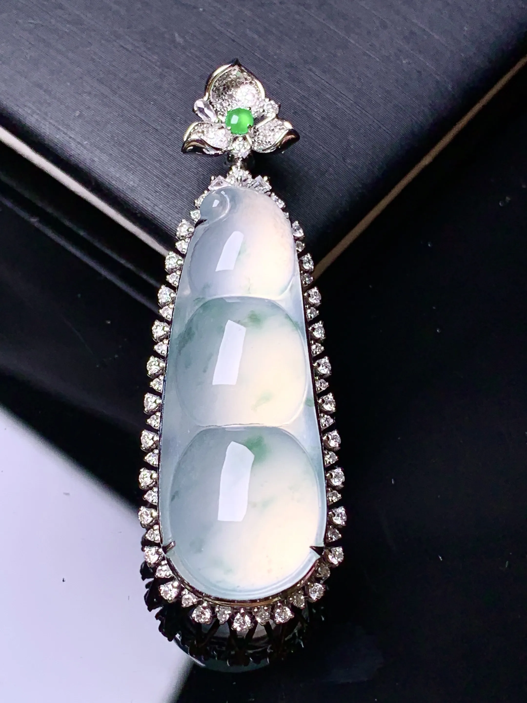 18k金钻镶嵌冰种四季豆吊坠 玉质细腻 色泽艳丽清新 整体尺寸45*15.5*10.6