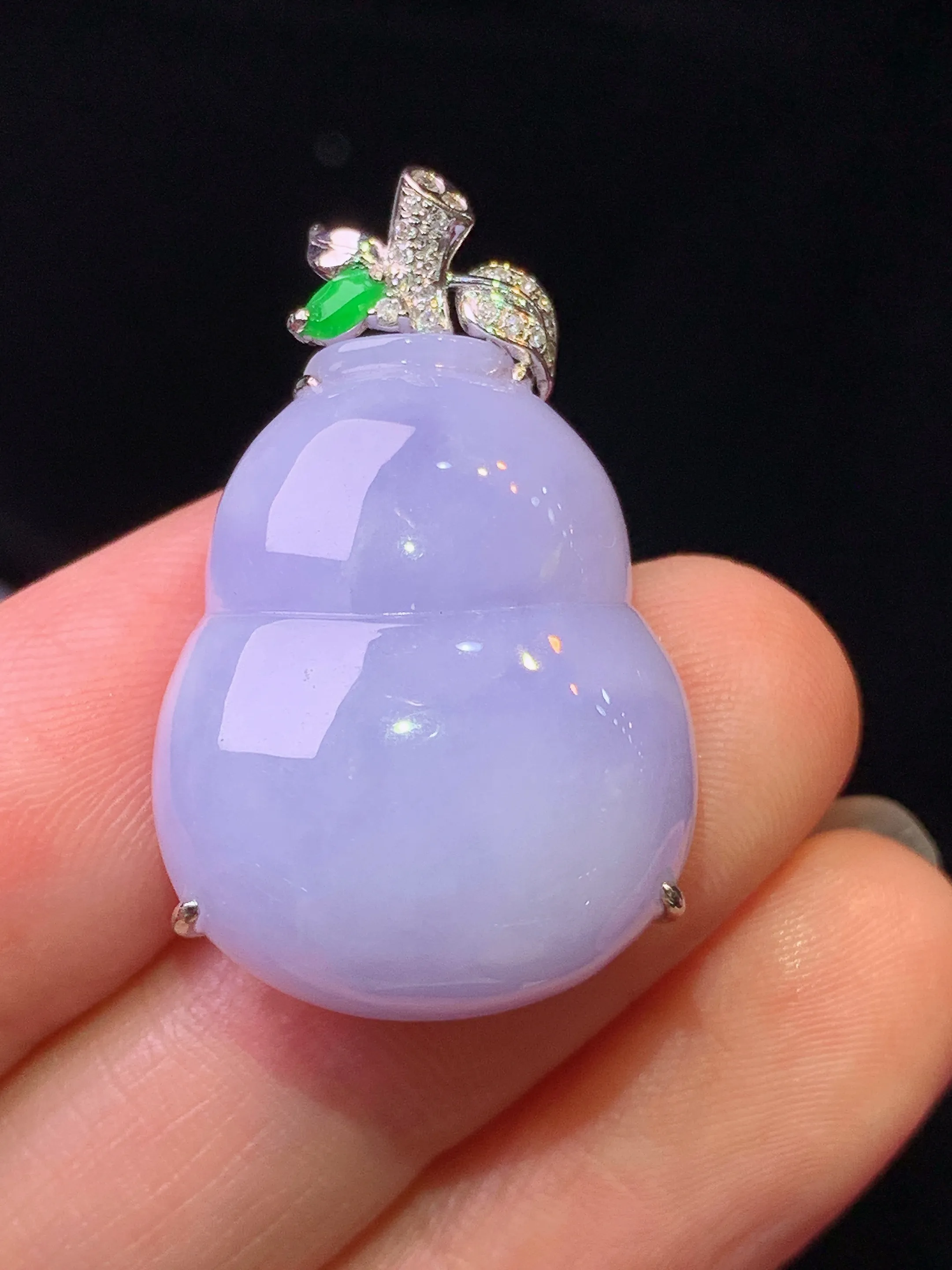 18k金钻镶嵌紫罗兰葫芦吊坠 玉质细腻 色泽艳丽清新 整体尺寸30*19*9