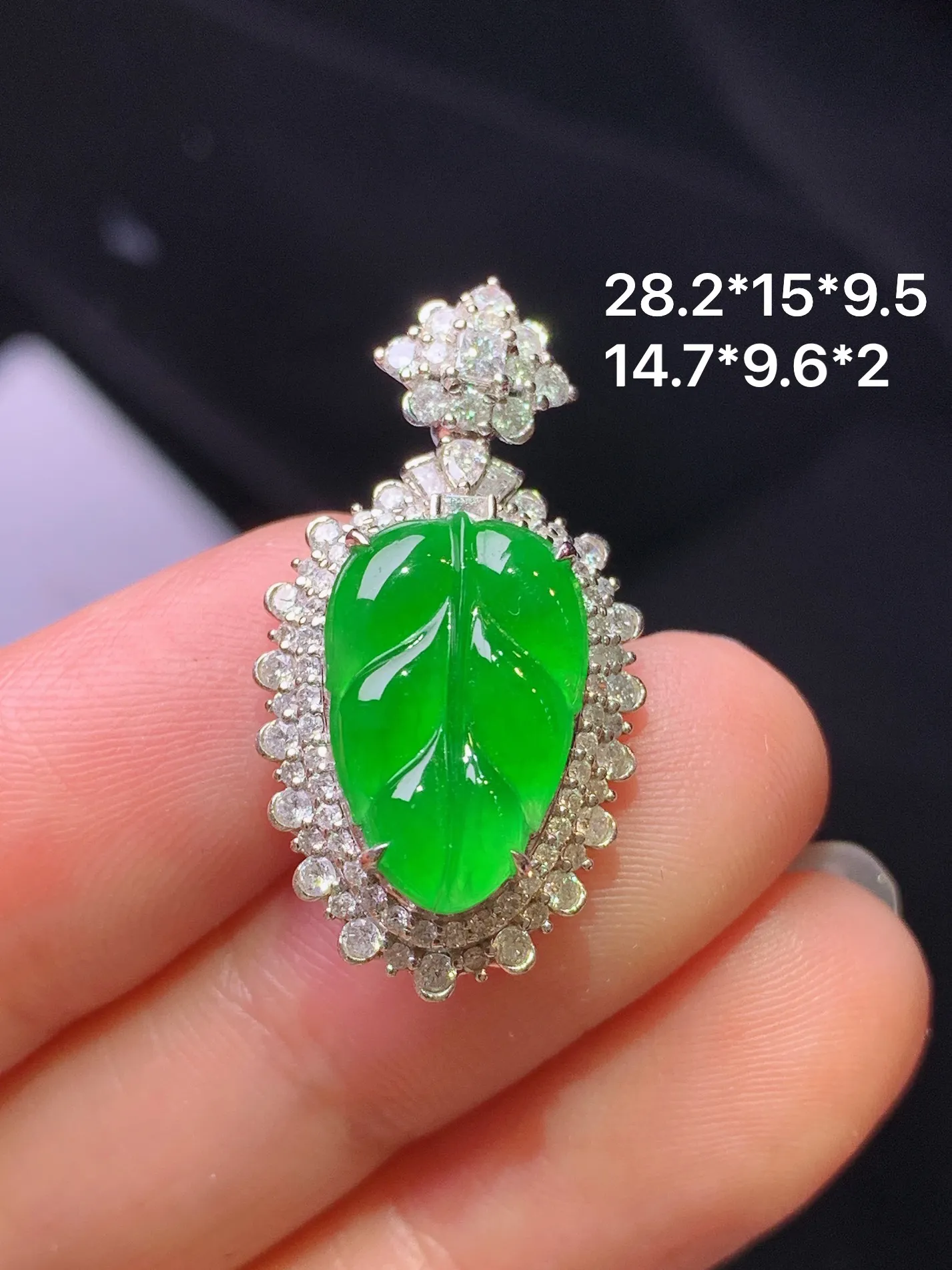 18k金钻镶嵌满绿树叶吊坠 玉质细腻 色泽艳丽清新 整体尺寸28.2*15*9.5