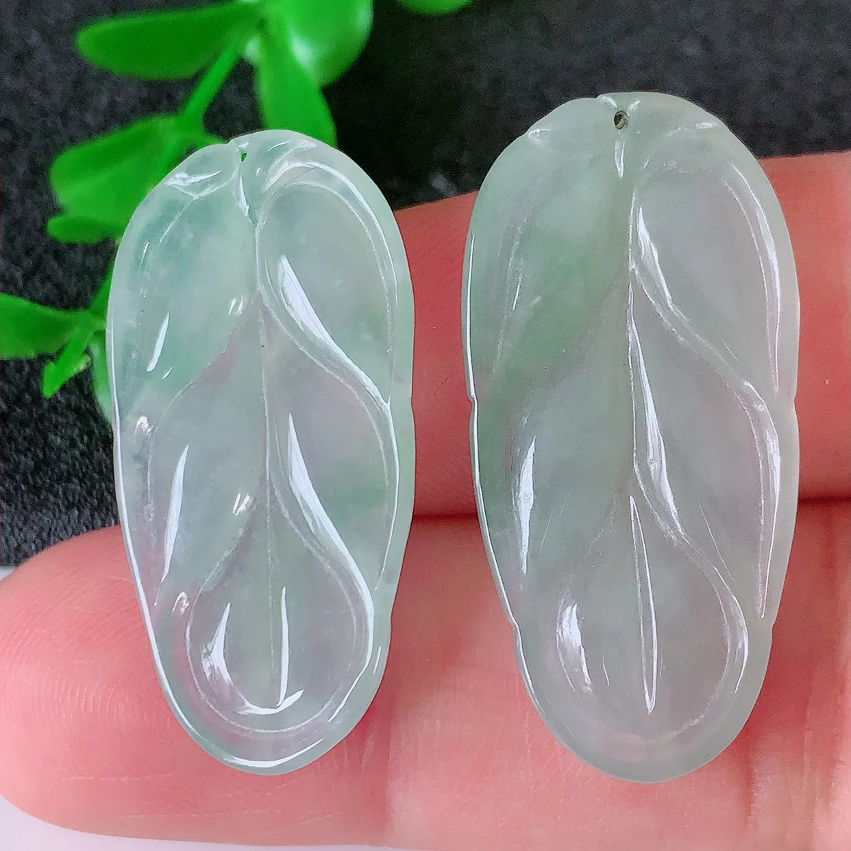 自然光实拍，冰种翡翠叶子吊坠 ，种水足，色泽清新，工艺精湛，叶子寓意美好；金枝玉叶，事业有成。#105.1尺寸33.2-17-3.5，34.5-17-4.5mm