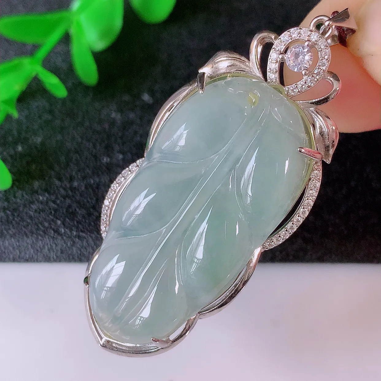 冰种翡翠925银镶嵌叶子吊坠，自然光实拍，翠色灵动，颜色漂亮，种老水足，品相佳，佩戴佳品！#217.1整体51.5*21*7.5裸石34.5*17