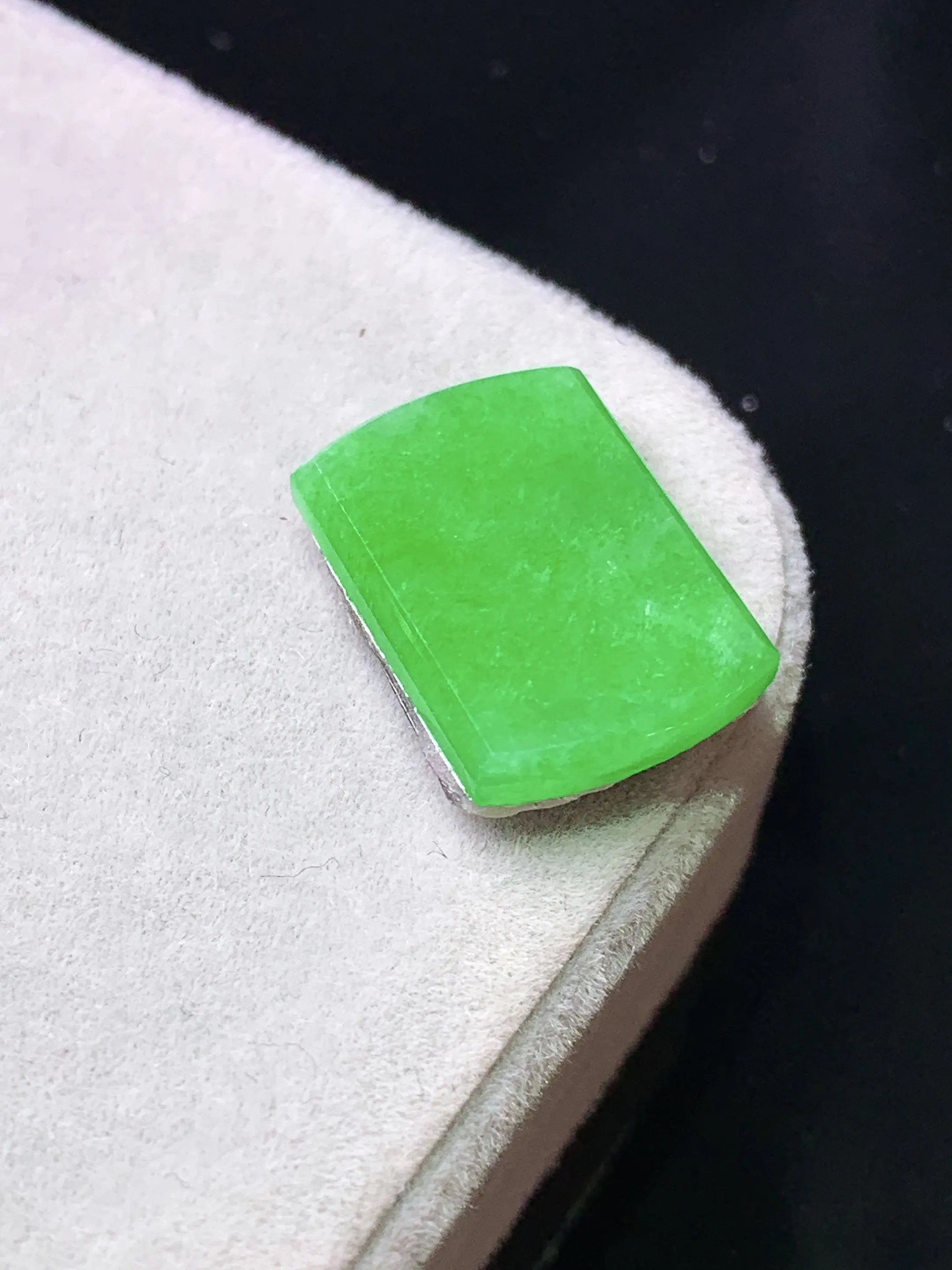 镶嵌款 翠绿无事牌吊坠 玉质细腻 色泽艳丽清新 整体尺寸16.2*11.3*2.3