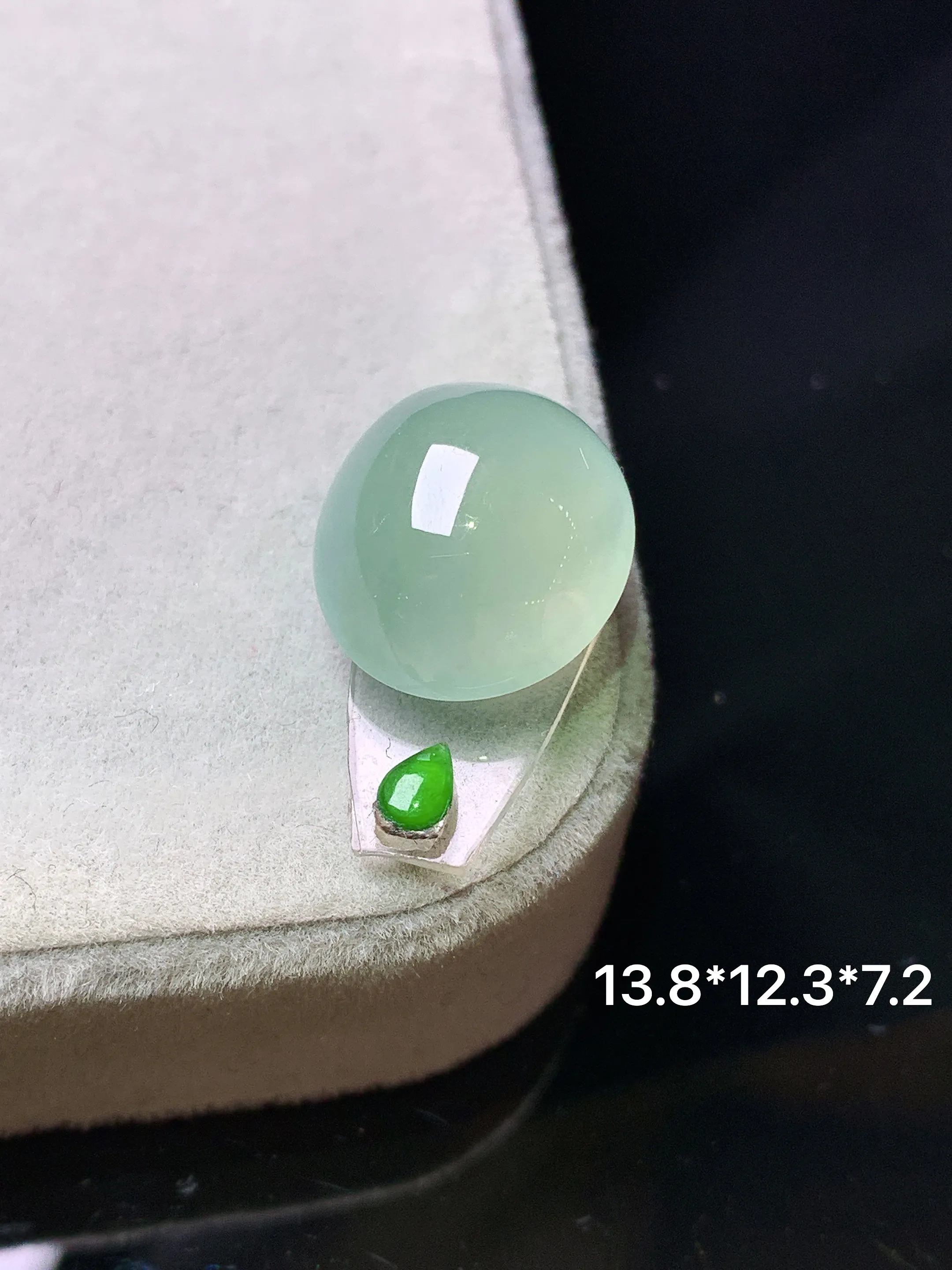 镶嵌款 冰种蛋面吊坠 玉质细腻 色泽艳丽清新 整体尺寸13.8*12.3*7.2