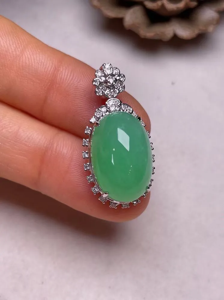 冰糯种满色蛋面吊坠、真金真钻镶嵌，种水好，玉质细腻 .裸石尺寸 17.3*11.6