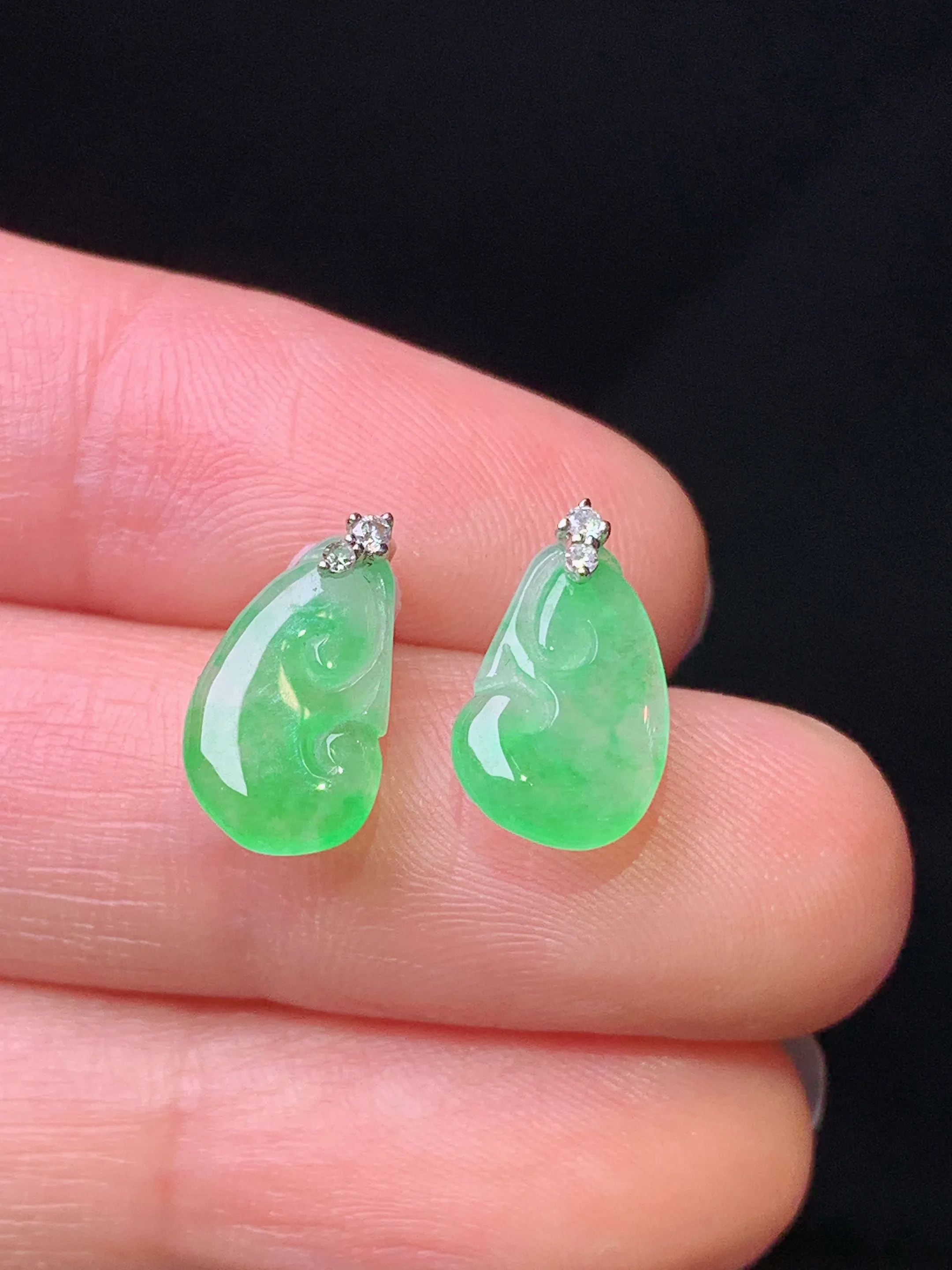 18k金钻镶嵌翠绿如意吊坠 玉质细腻 色泽艳丽清新 整体尺寸12.6*7*2.2