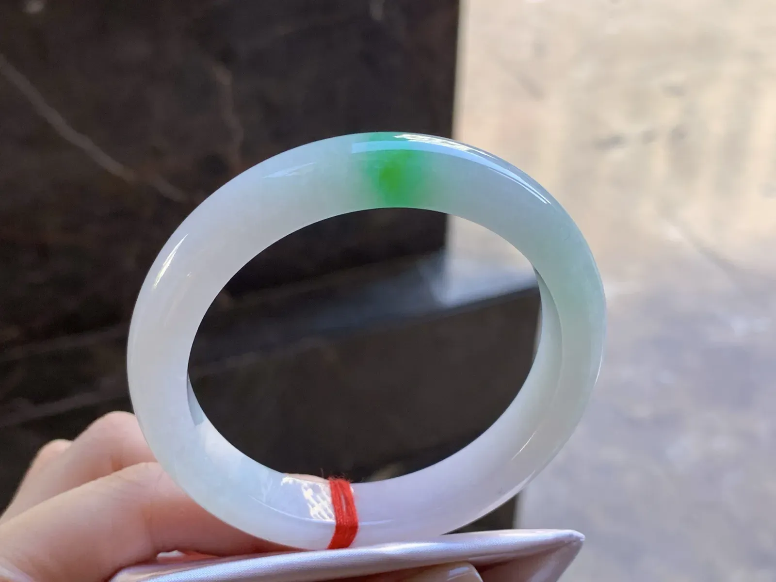 阳绿手镯
水润清爽 56/11.4/8.8mm