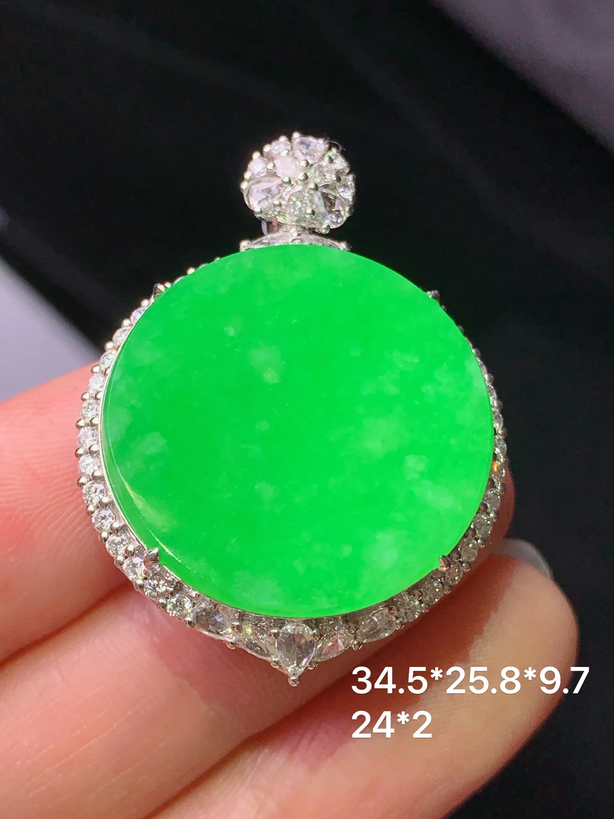 18k金钻镶嵌满绿圆牌吊坠 玉质细腻 色泽艳丽清新 整体尺寸34.5*25.8*9.7