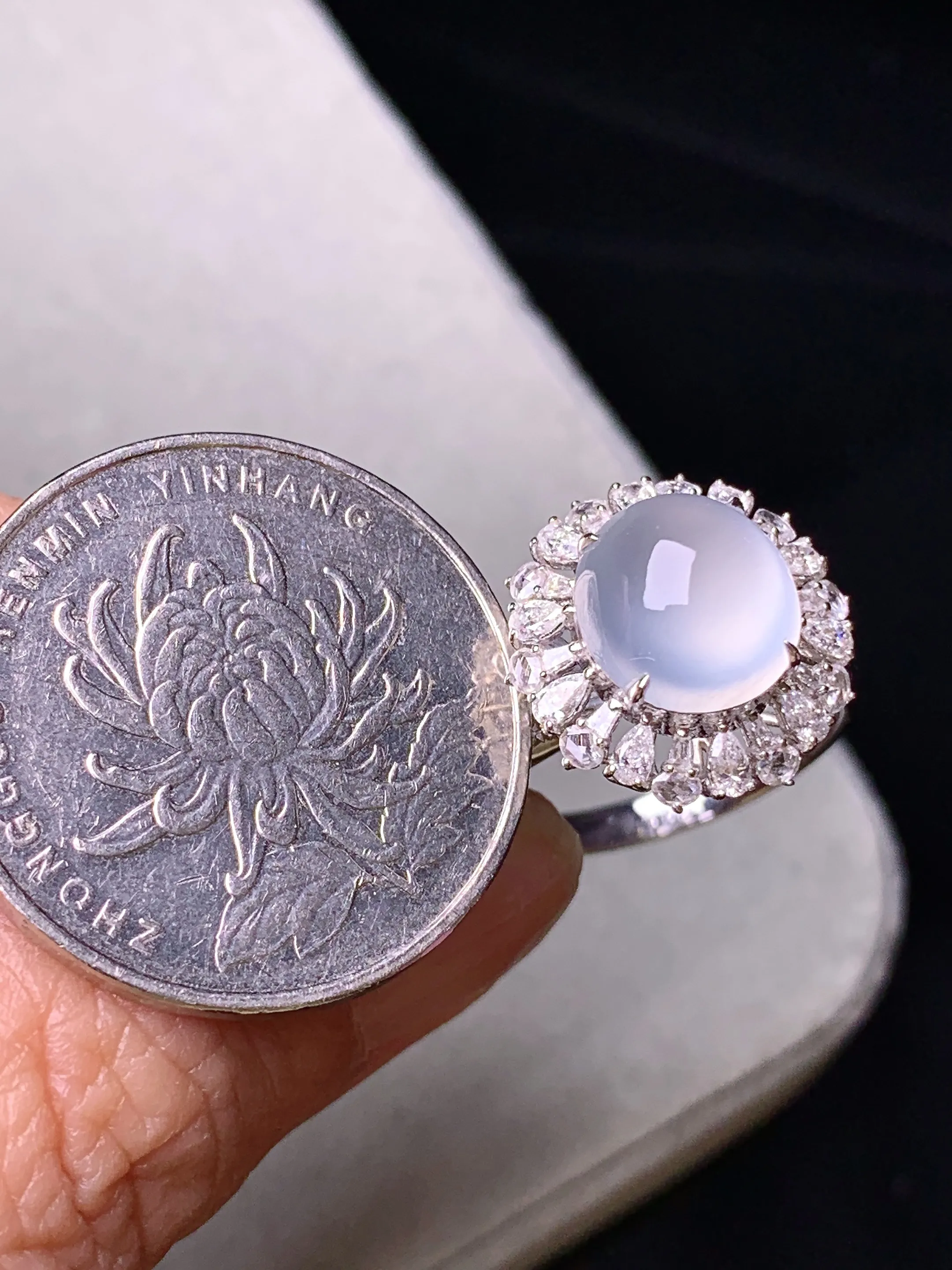 18k金钻镶嵌冰种蛋面戒指 玉质细腻 色泽艳丽清新 圈口14 整体尺寸15*10.8