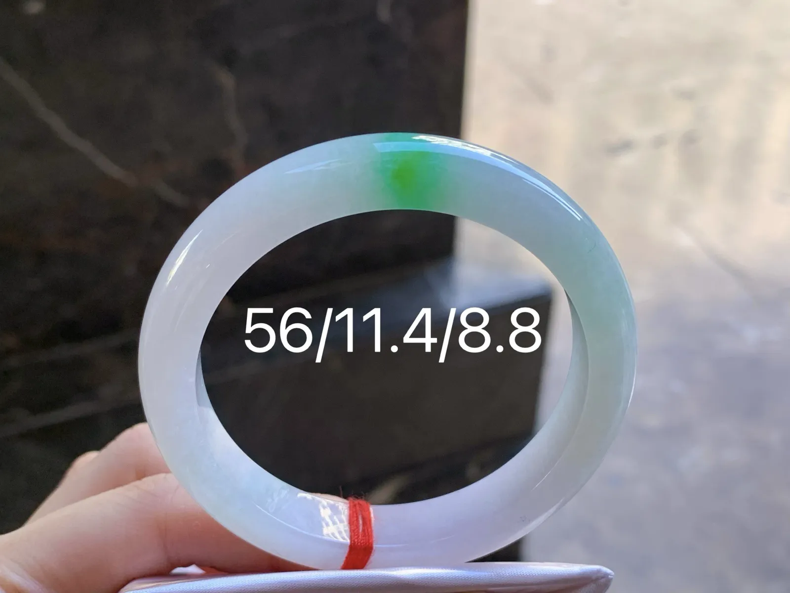 阳绿手镯
水润清爽 56/11.4/8.8mm