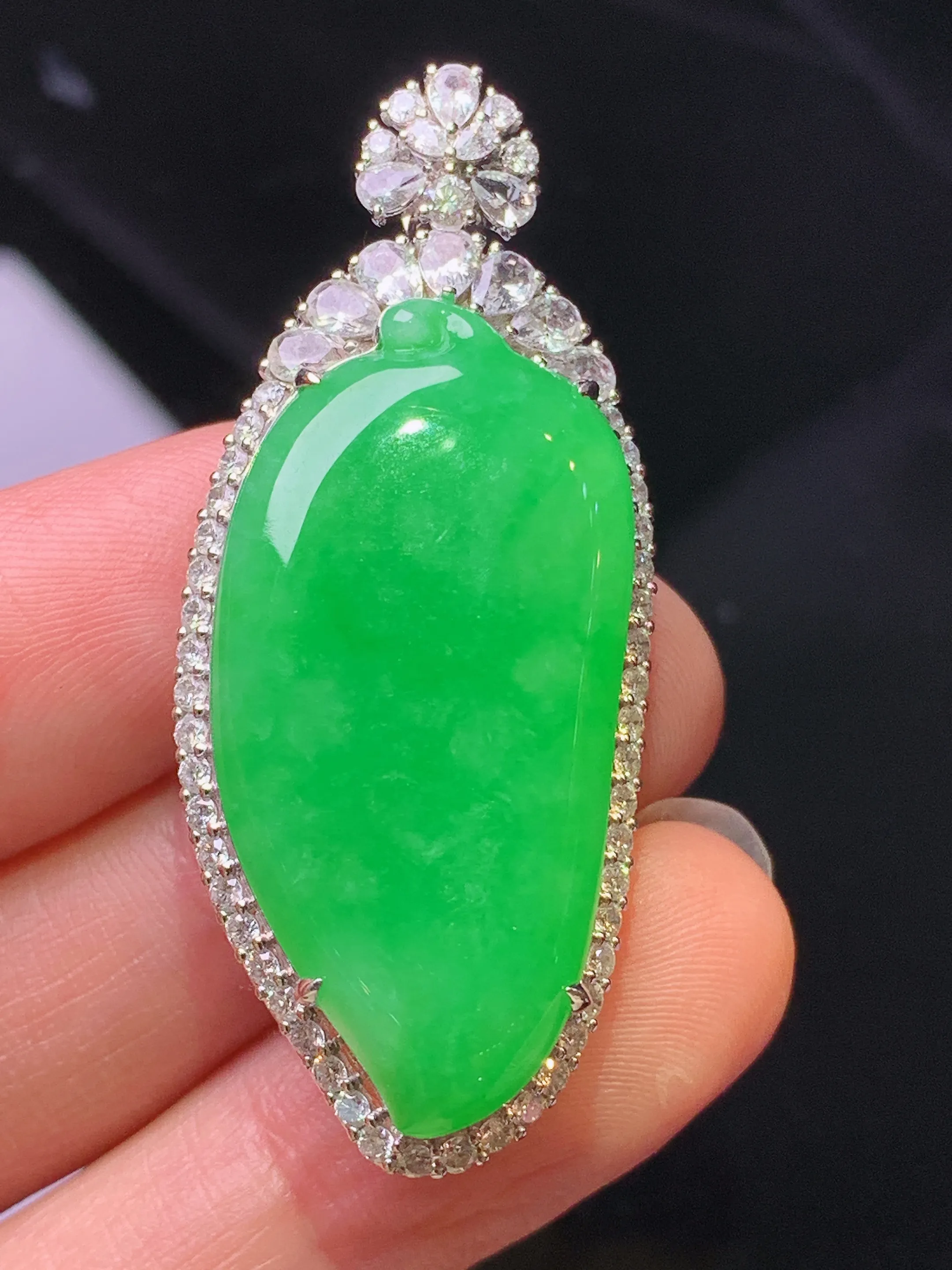 18k金钻镶嵌满绿福瓜吊坠 玉质细腻 色泽艳丽清新 整体尺寸46*19.6*11.6