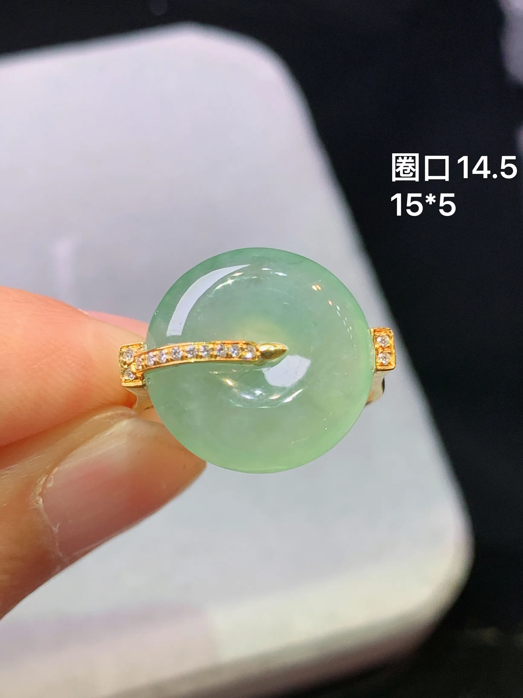 18k金钻镶嵌冰种平安扣戒指 玉质细腻 色泽艳丽清新 圈口14.5 整体尺寸15*5