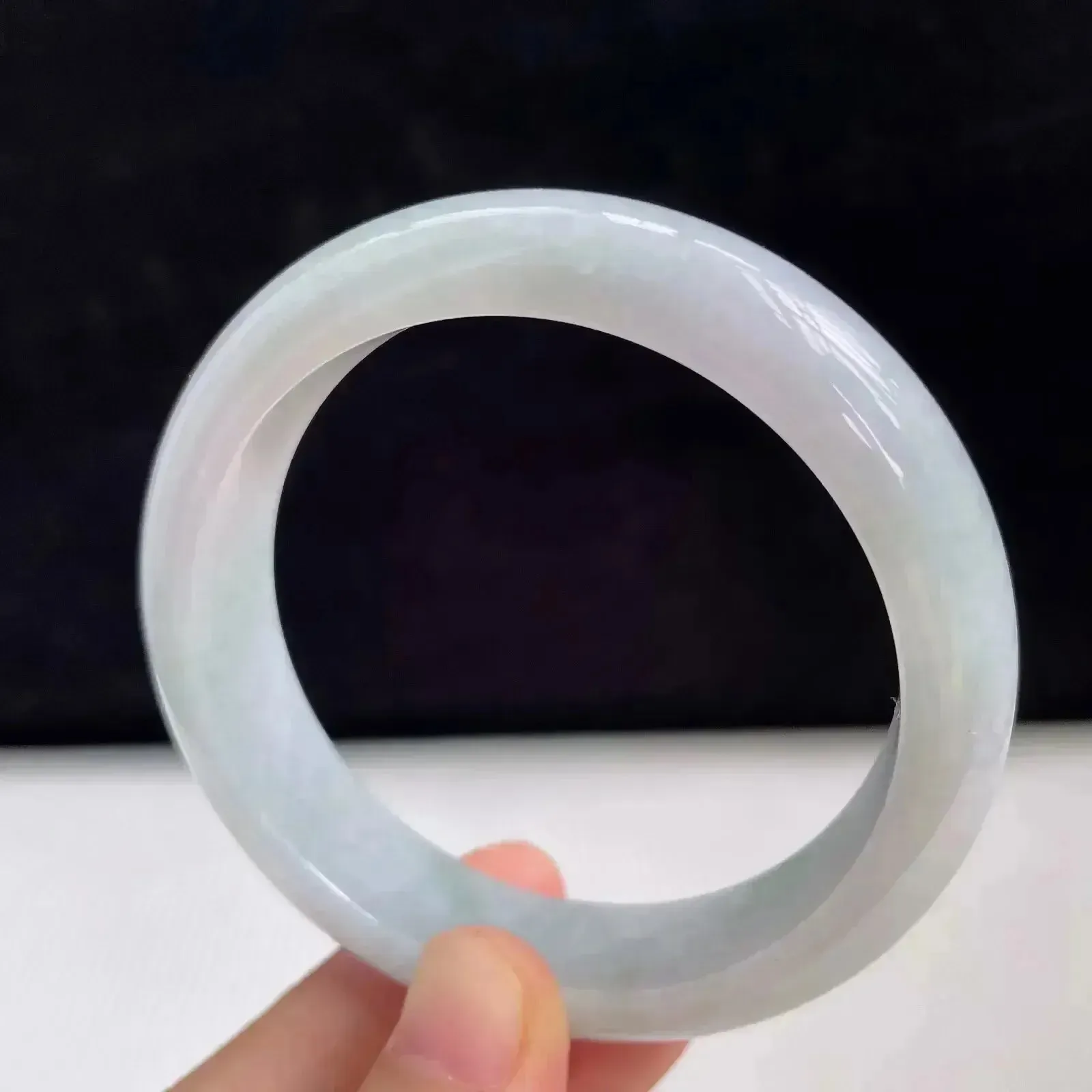 55mm自然光拍摄天然翡翠飘绿好种水正圈手镯 54.83克