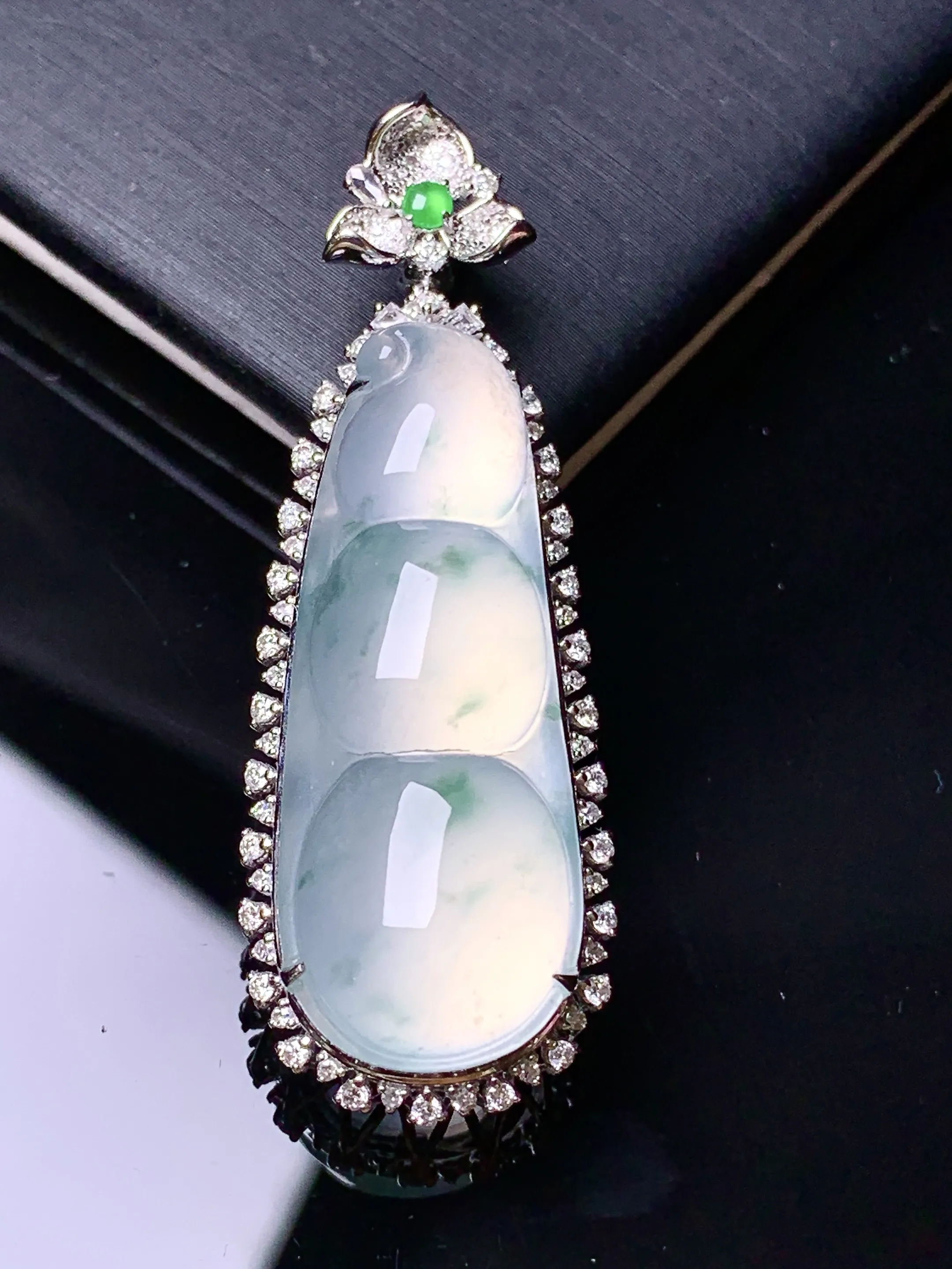 18k金钻镶嵌冰种四季豆吊坠 玉质细腻 色泽艳丽清新 整体尺寸45*15.5*10.6