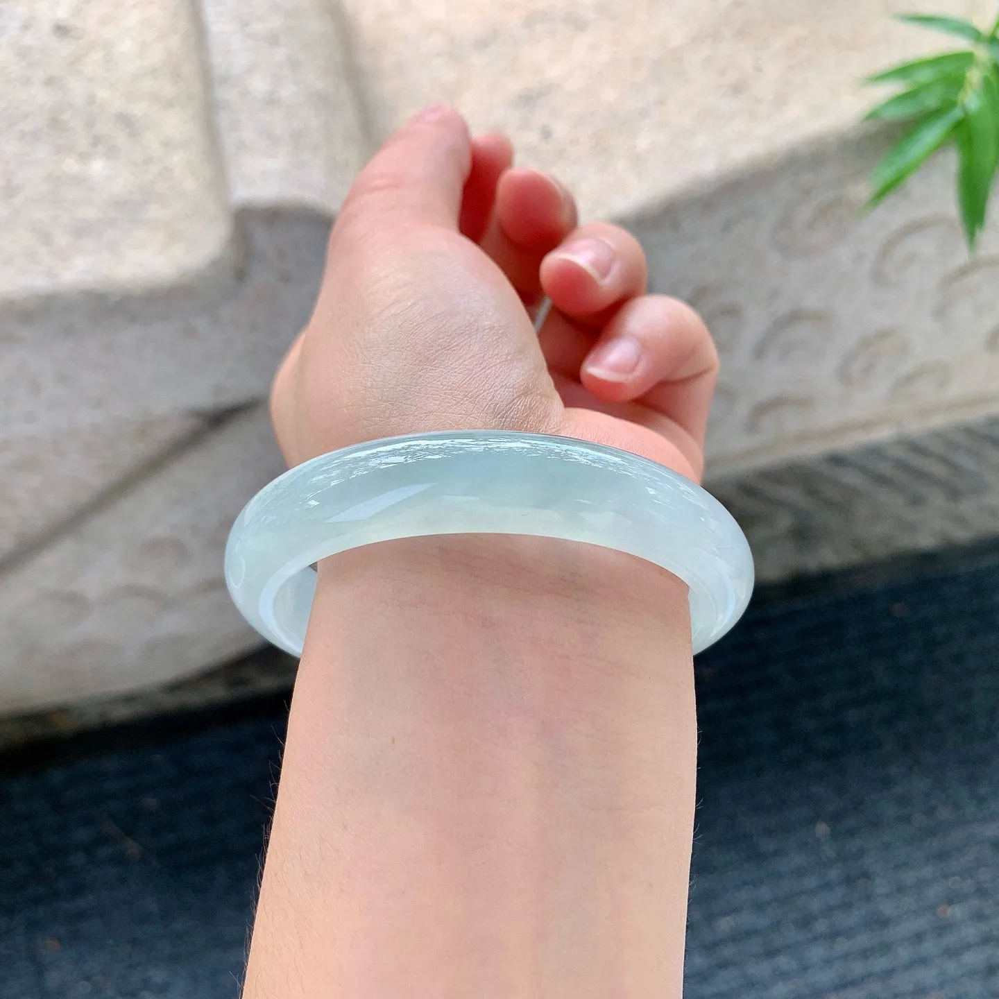 贵妃55 56
【圈口】56.3/48.9/12/8
【描述】冰糯底色，水润，种老，细腻，无纹裂！