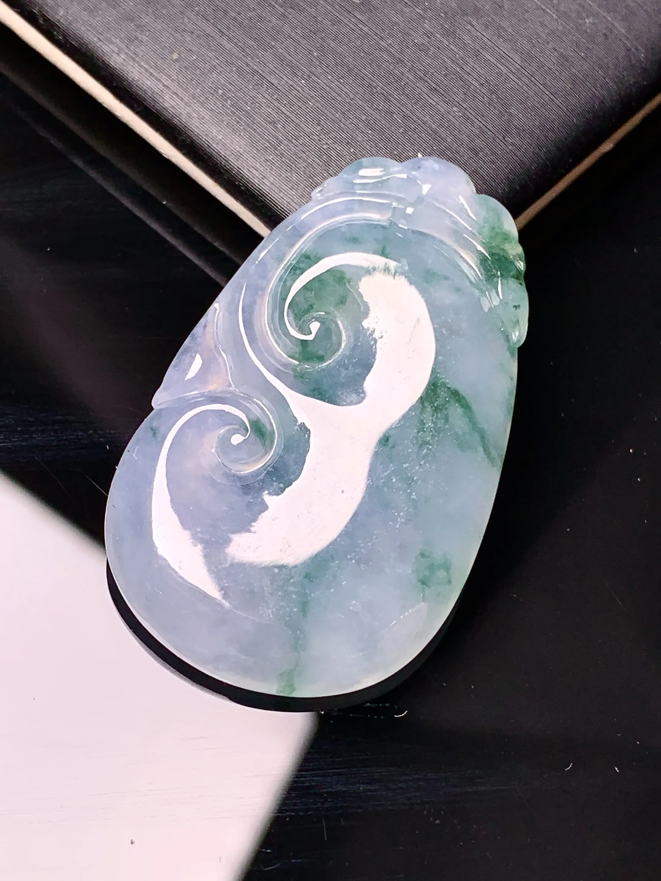 冰种飘绿如意吊坠 玉质细腻 色泽艳丽清新 整体尺寸36.2*22.2*4.5