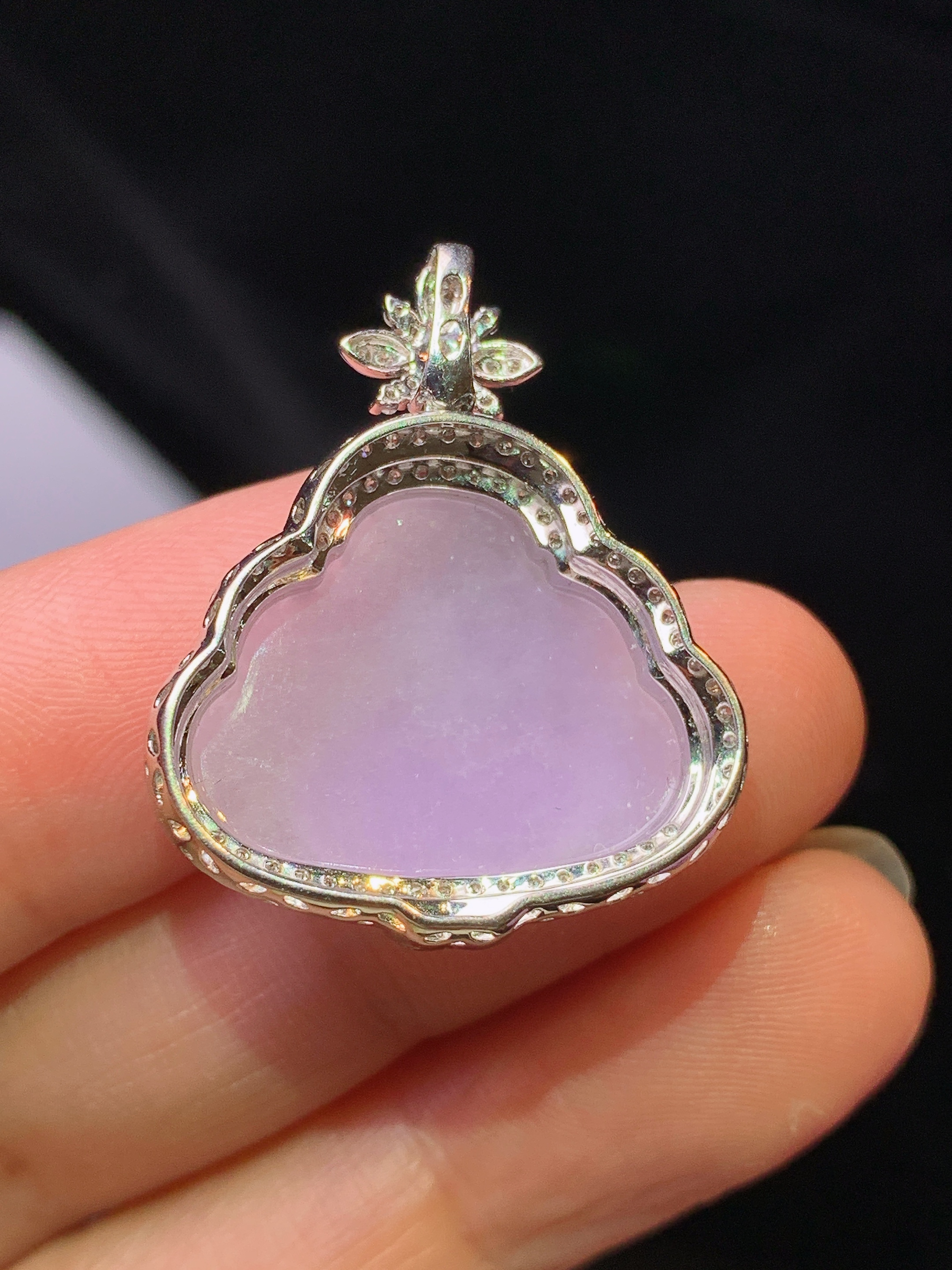 18k金钻镶嵌紫罗兰佛公吊坠 玉质细腻 色泽艳丽清新 整体尺寸28*23.2*7.7