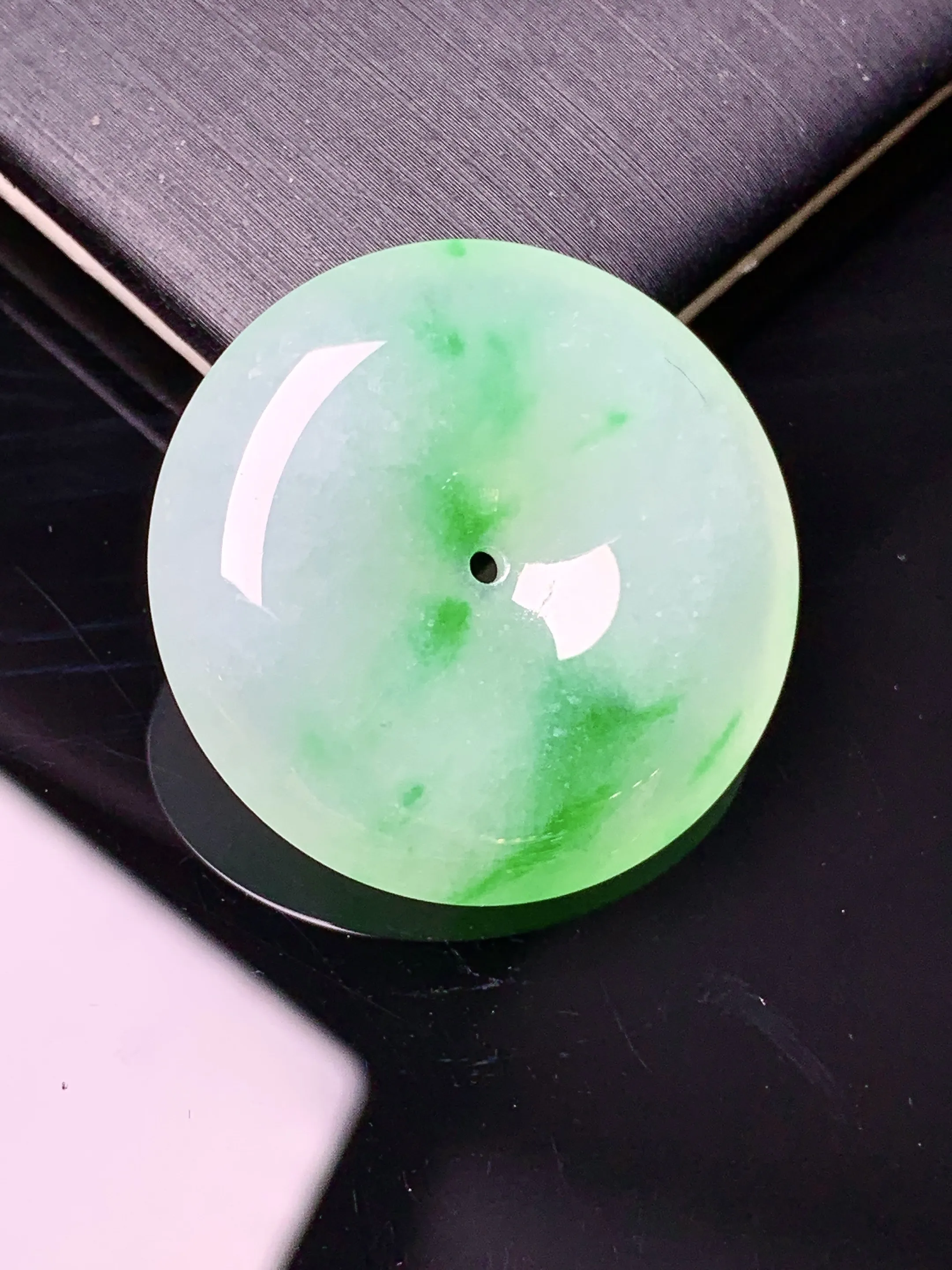 飘绿平安扣吊坠 玉质细腻 色泽艳丽清新 整体尺寸27.8*6.6