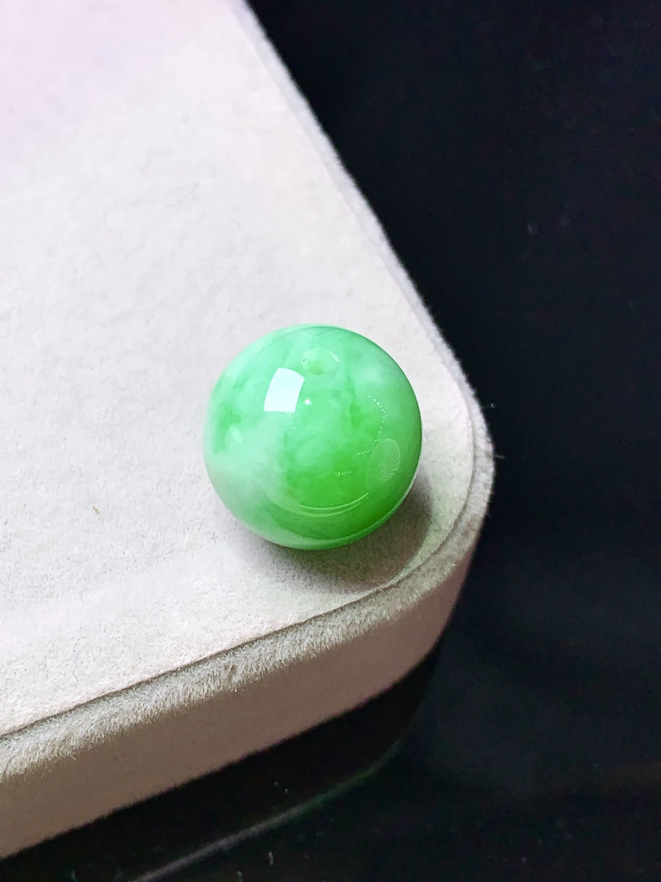 翠绿圆珠 玉质细腻 色泽艳丽清新 整体尺寸12.5